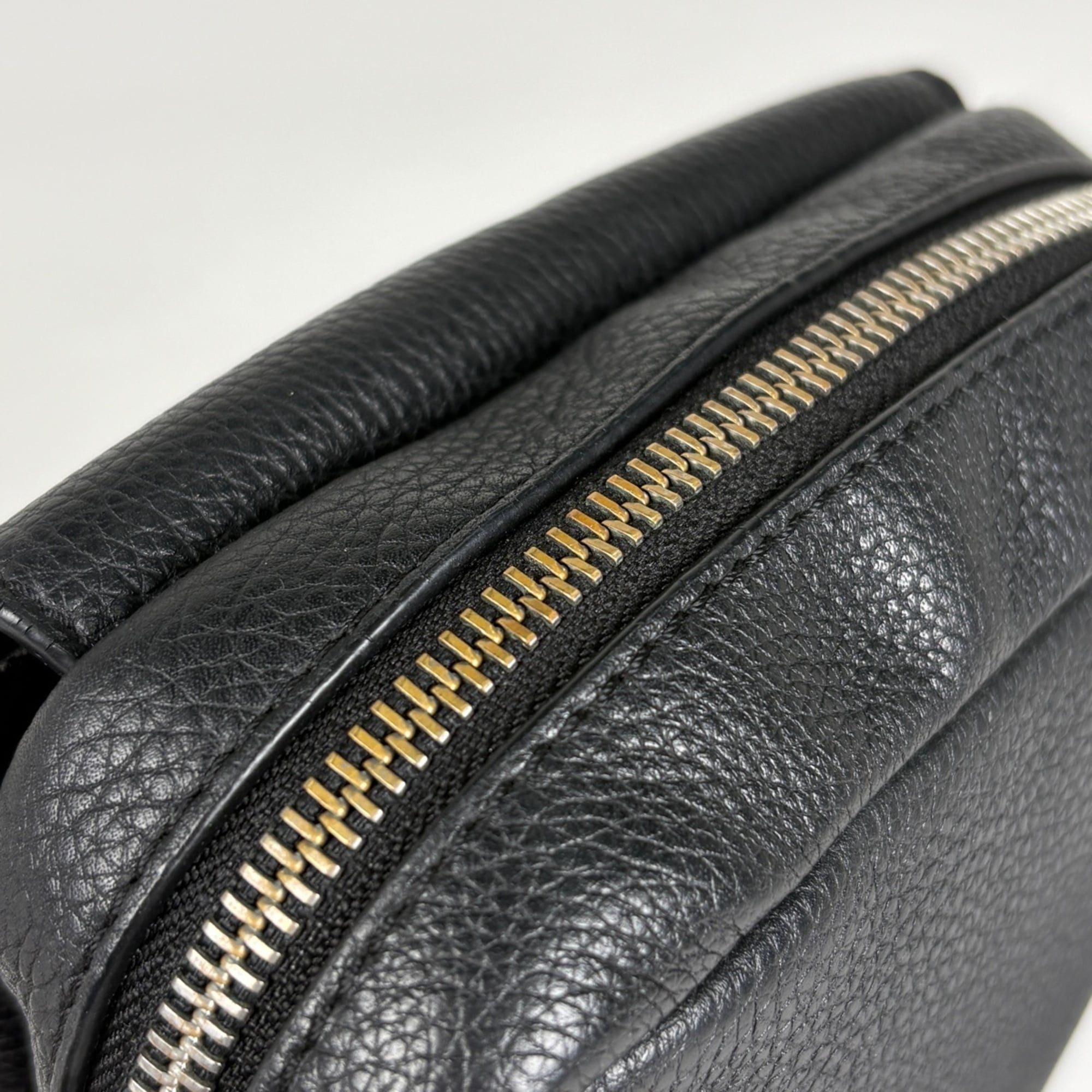Loewe Black Leather Shoulder Bag (Pre-Owned)
