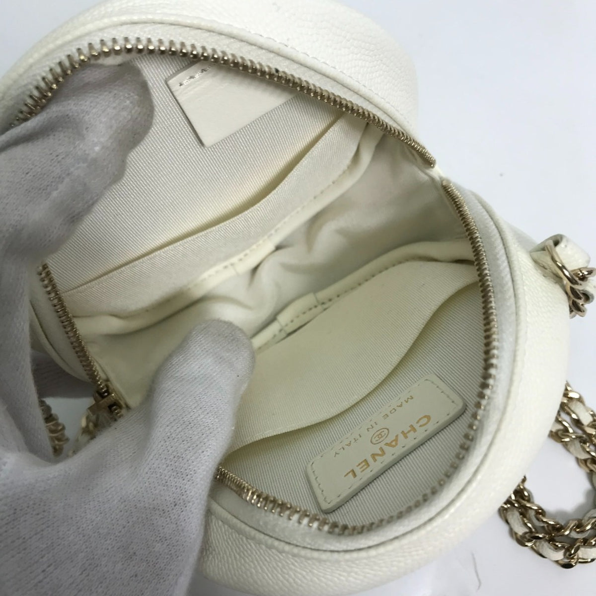 Chanel White Leather Shoulder Bag (Pre-Owned)