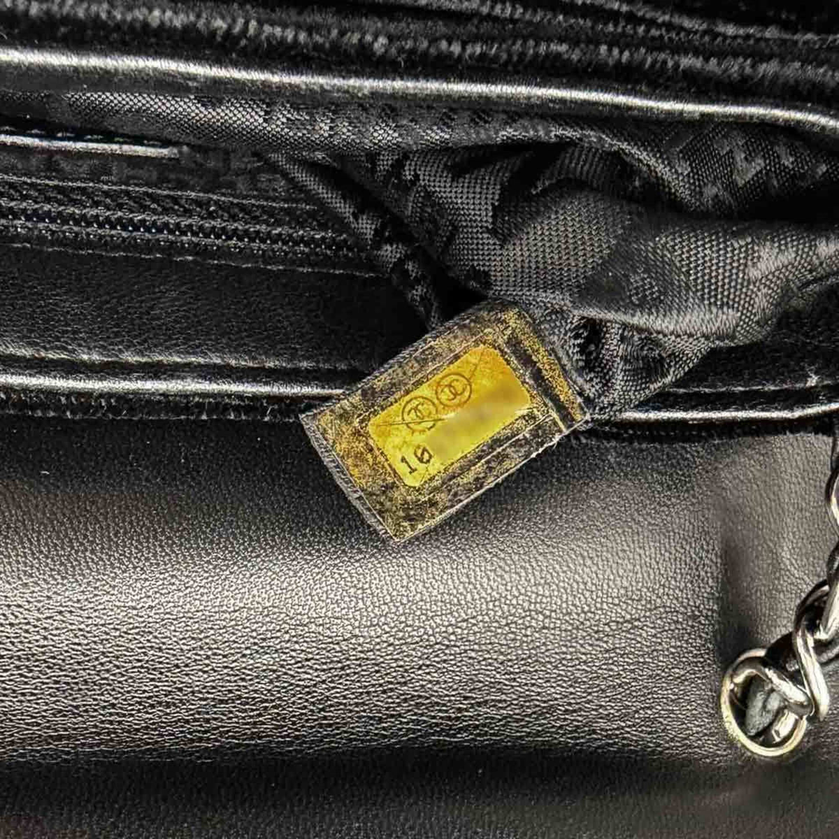 Chanel Black Leather Handbag Shoulder Bag (Pre-Owned)