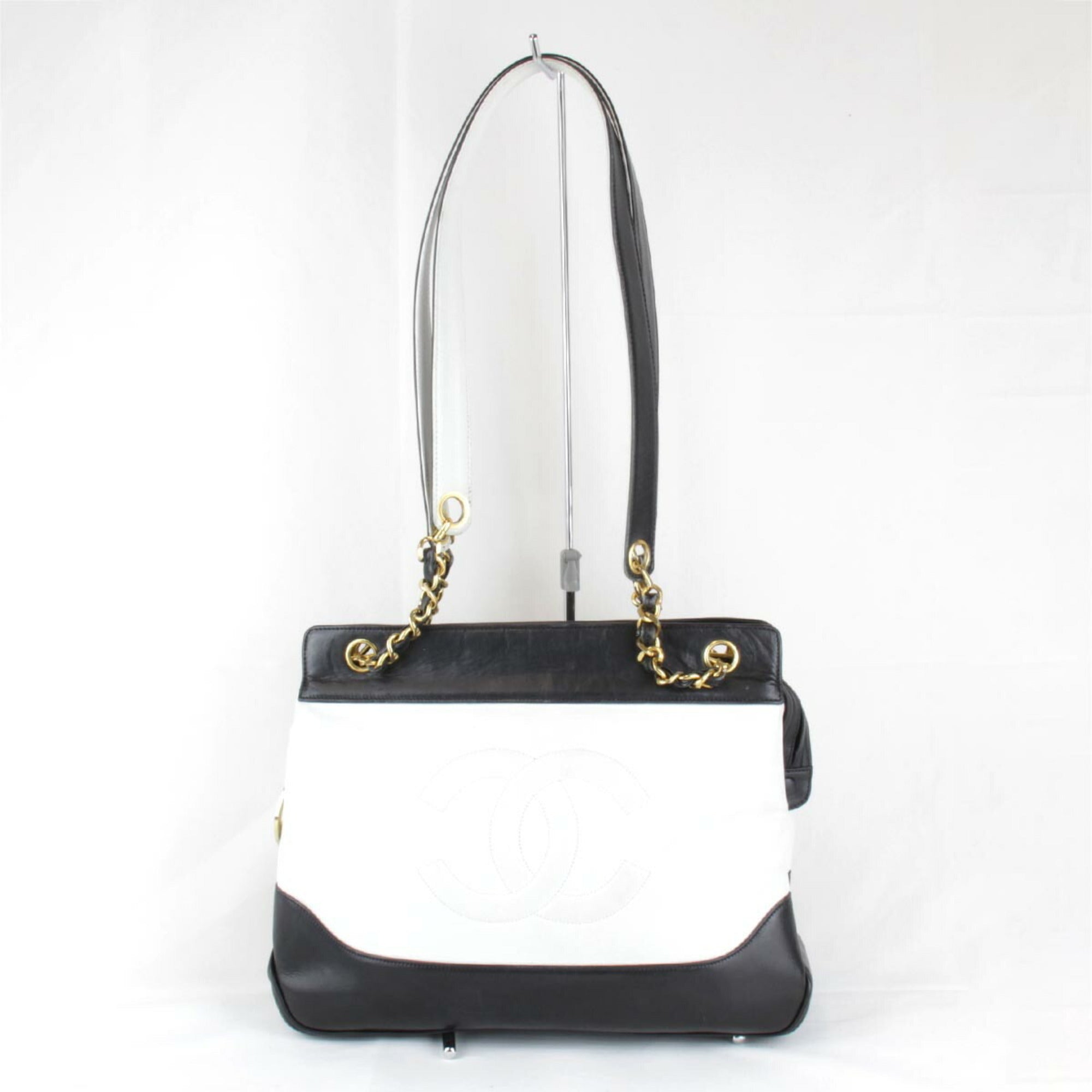Chanel White Leather Shoulder Bag (Pre-Owned)