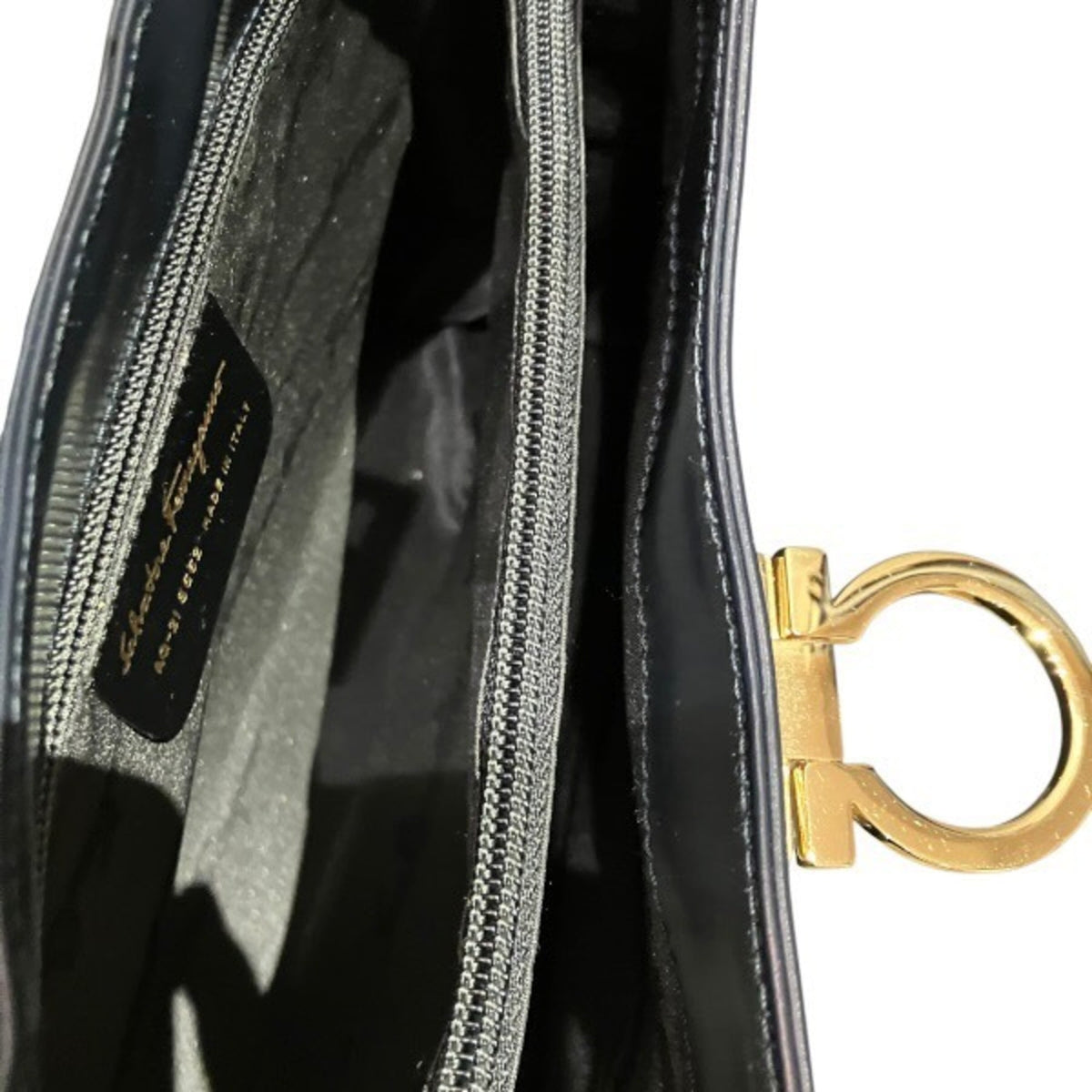 Salvatore Ferragamo Black Leather Shoulder Bag (Pre-Owned)