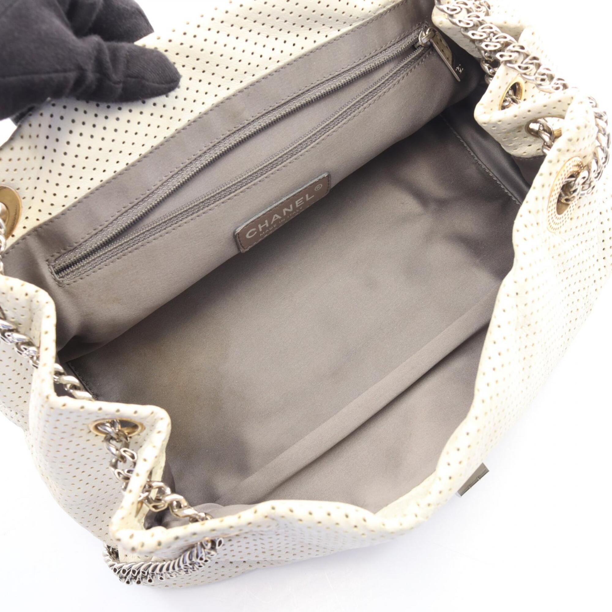 Chanel White Leather Handbag Shoulder Bag (Pre-Owned)