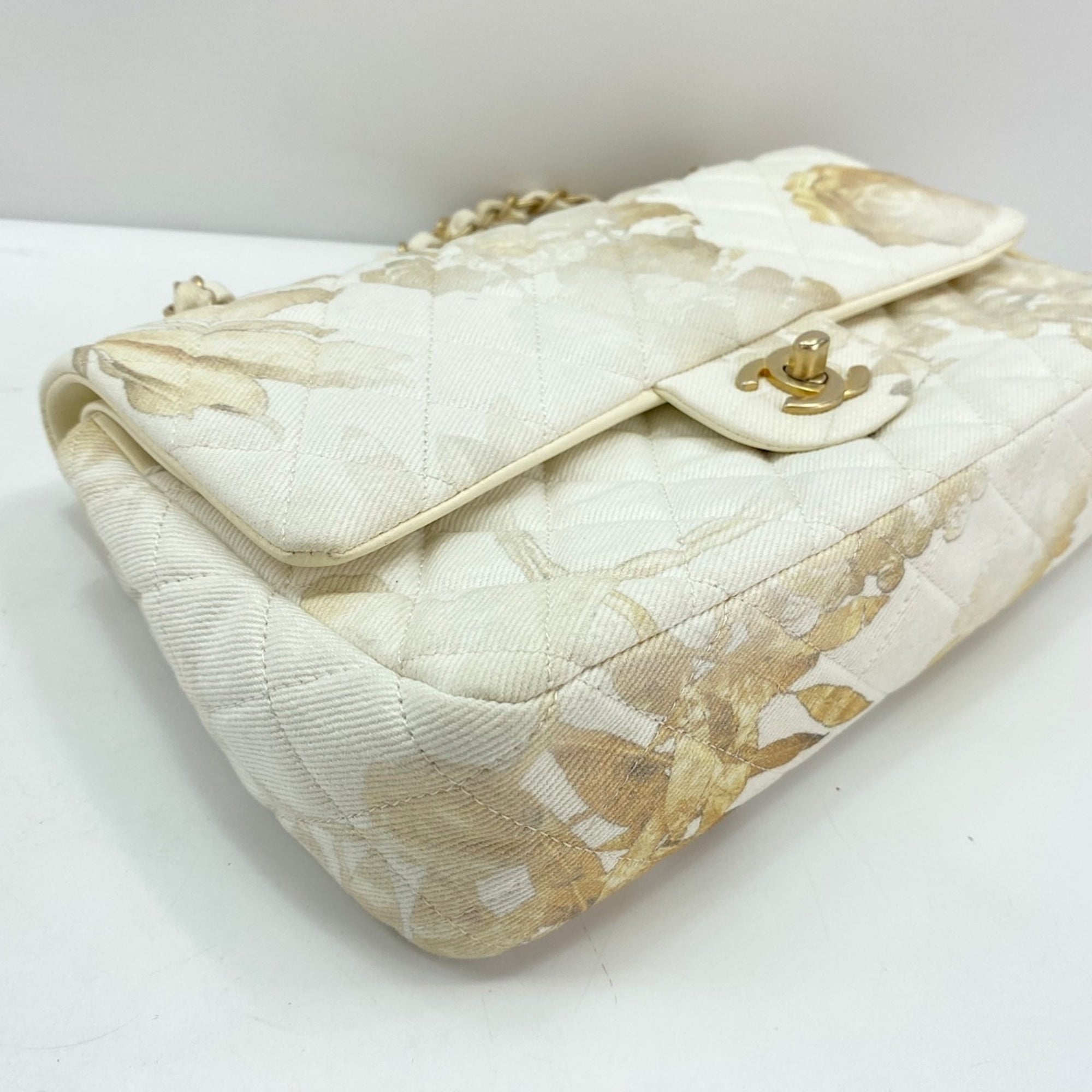 Chanel Matelasse White Canvas Shoulder Bag (Pre-Owned)