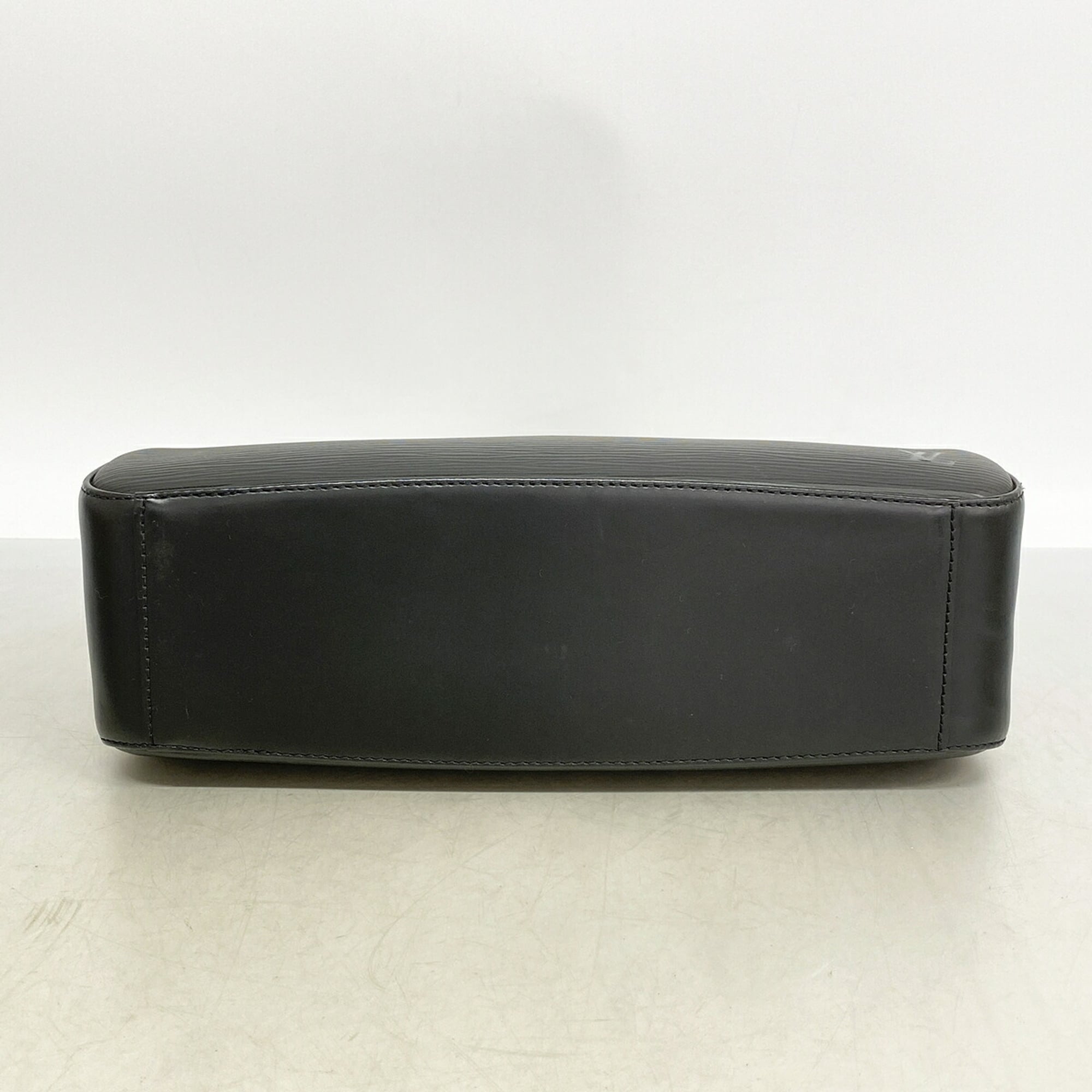 Louis Vuitton Noir Handbag (Pre-Owned)