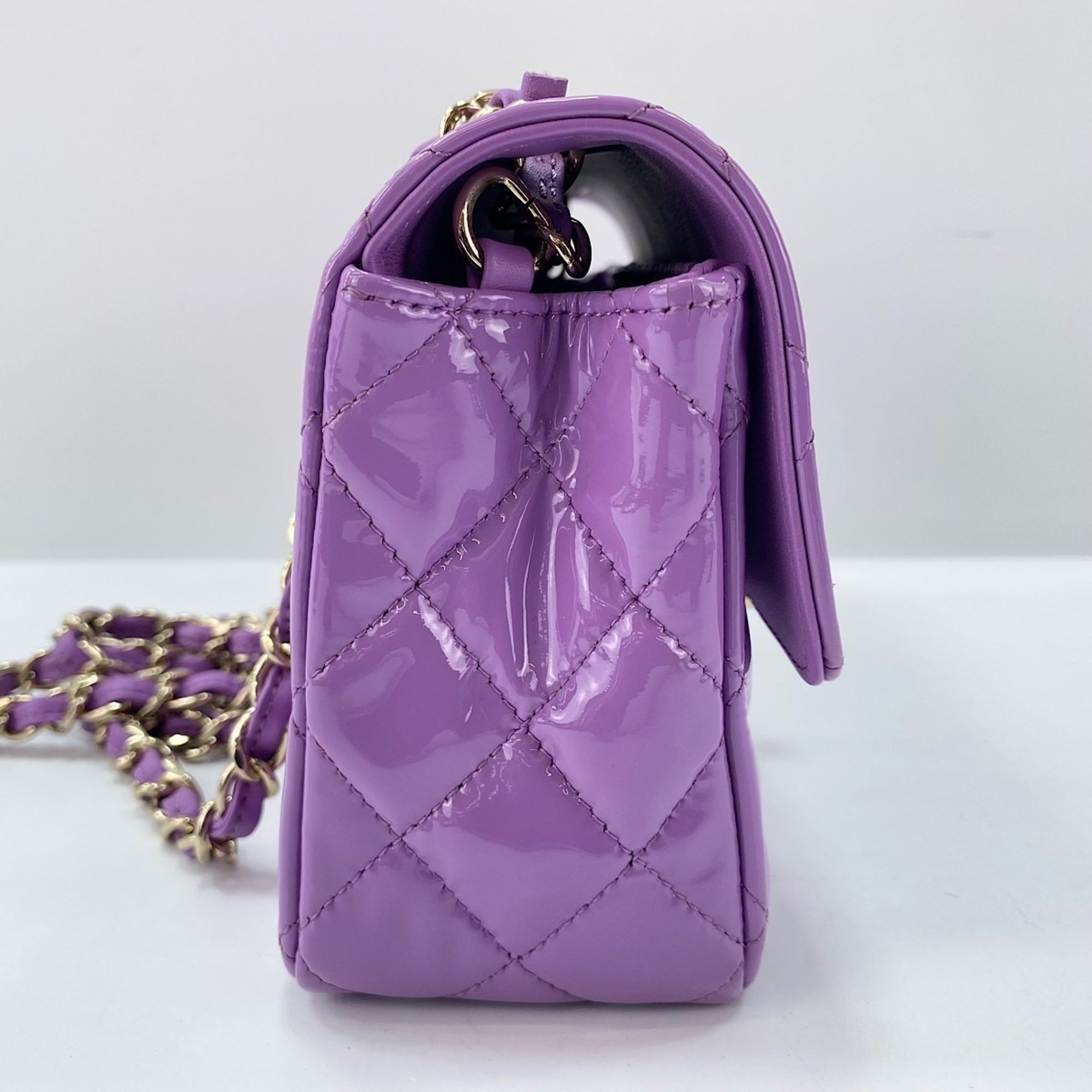 Chanel Purple Leather Shoulder Bag (Pre-Owned)
