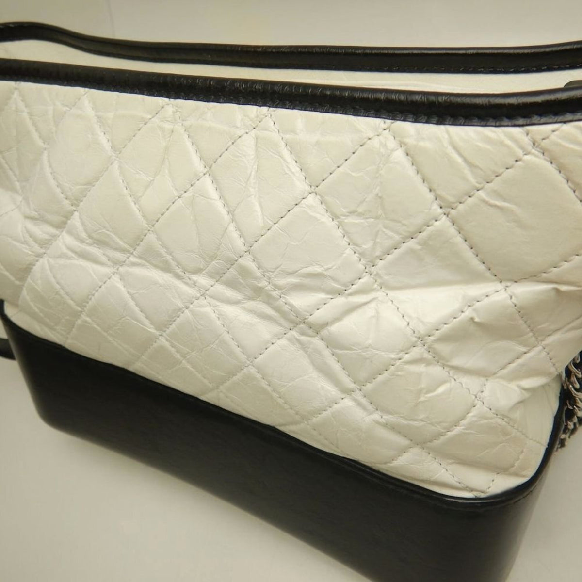 Chanel Black White Leather Shoulder Bag (Pre-Owned)