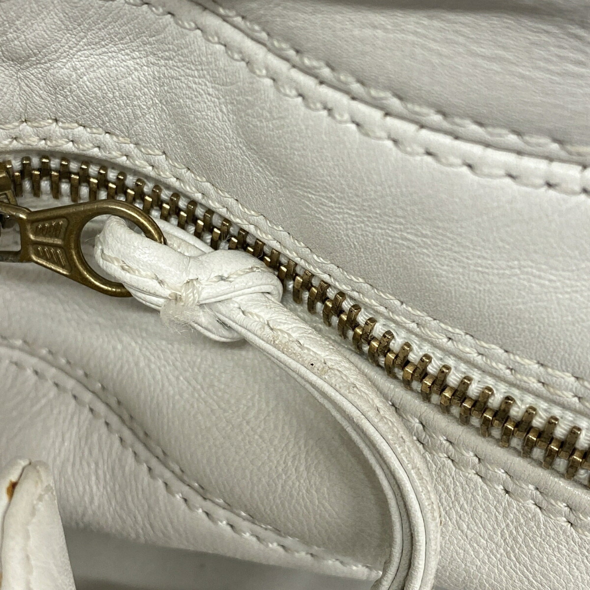 Chanel White Leather Shoulder Bag (Pre-Owned)