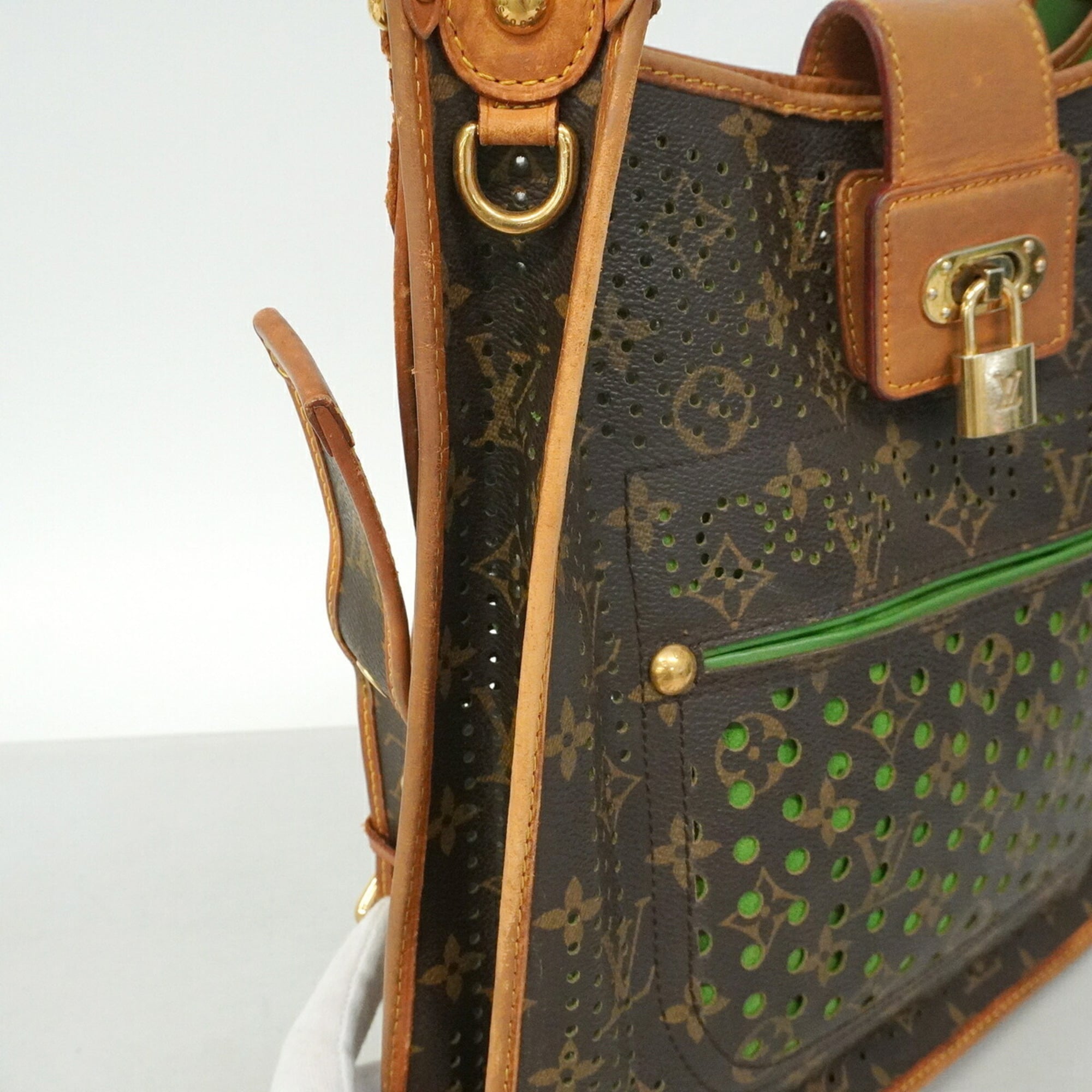 Louis Vuitton Vert Shoulder Bag (Pre-Owned)