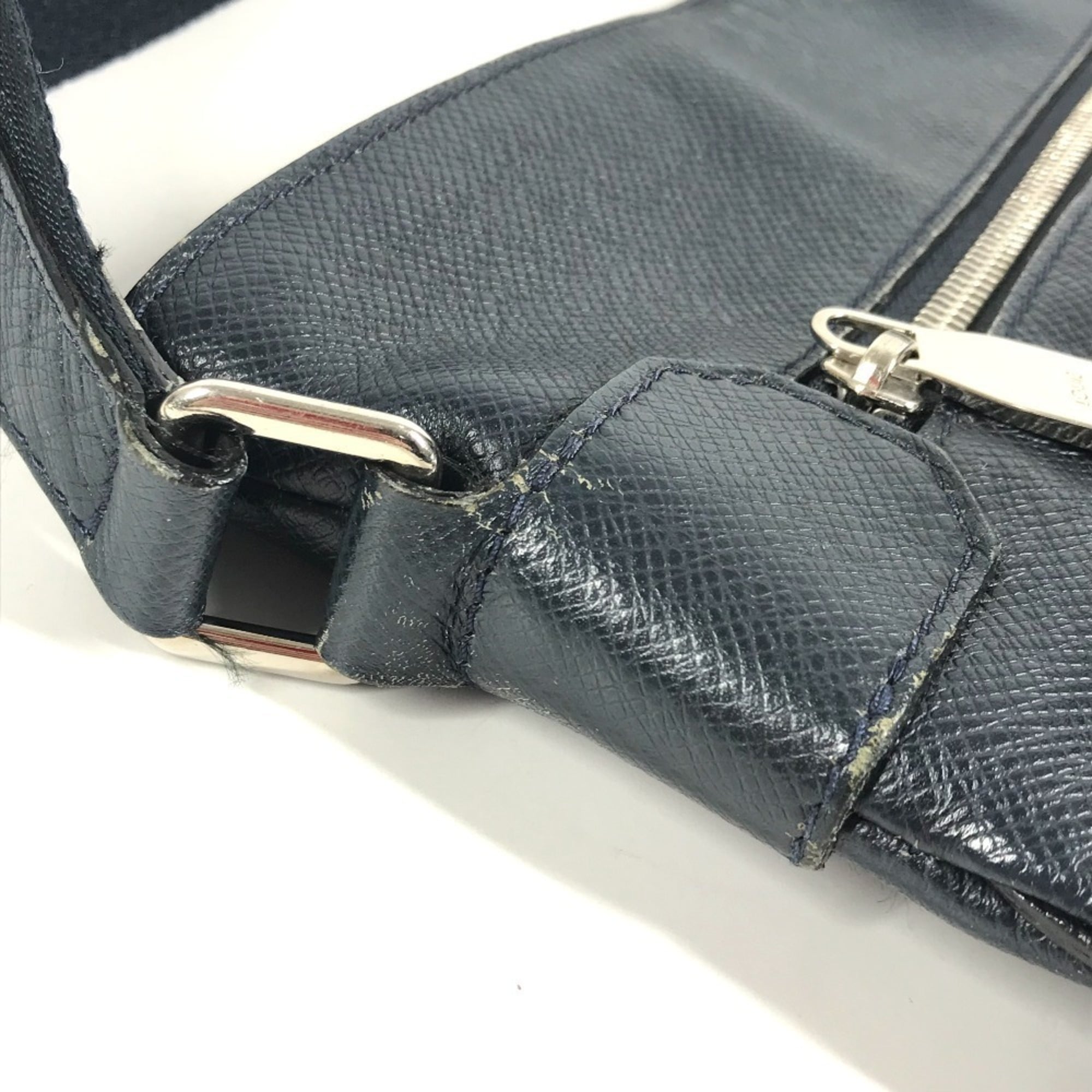 Louis Vuitton Boreal Navy Taiga Leather Leather Pochette Shoulder Bag (Pre-Owned)
