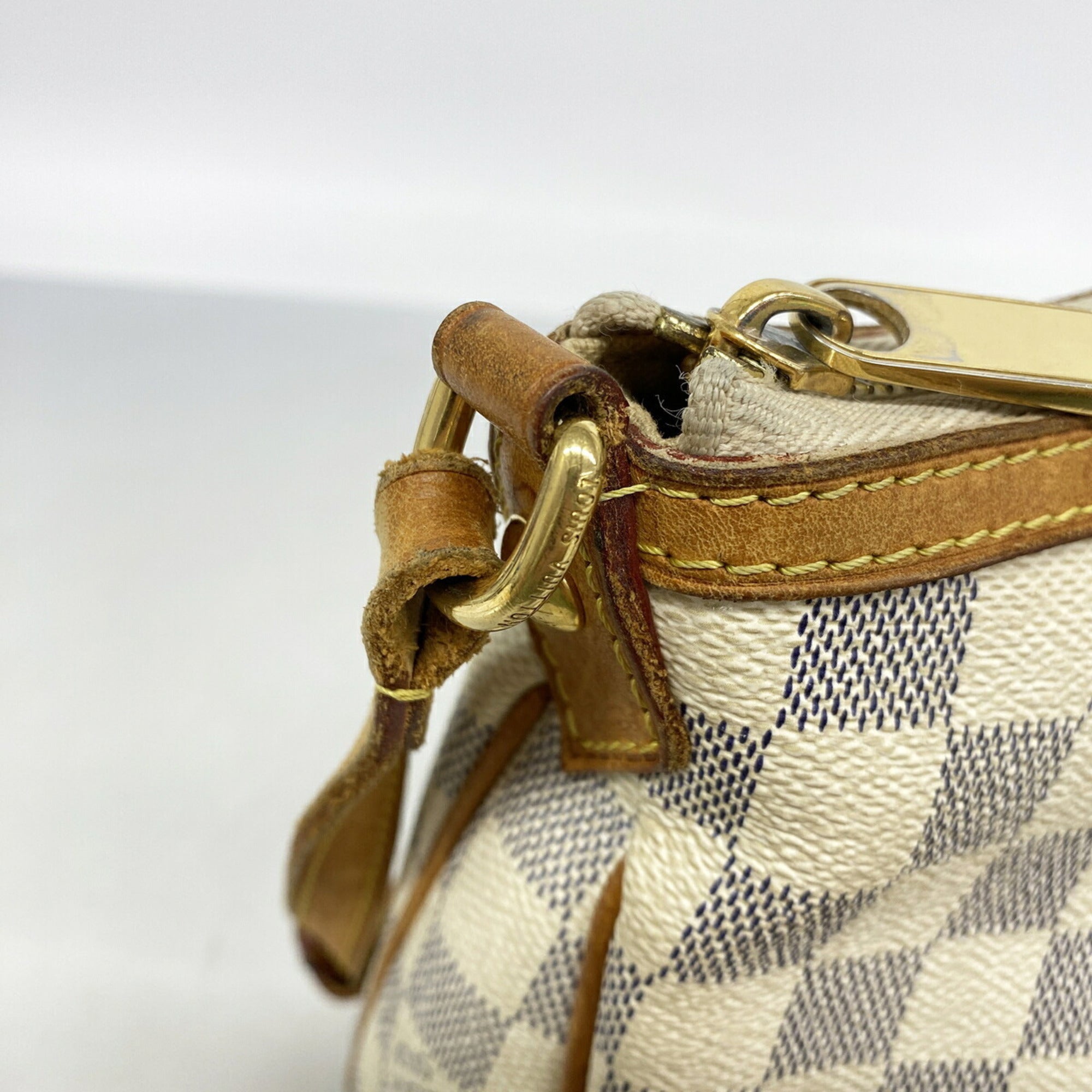 Louis Vuitton White Shoulder Bag (Pre-Owned)