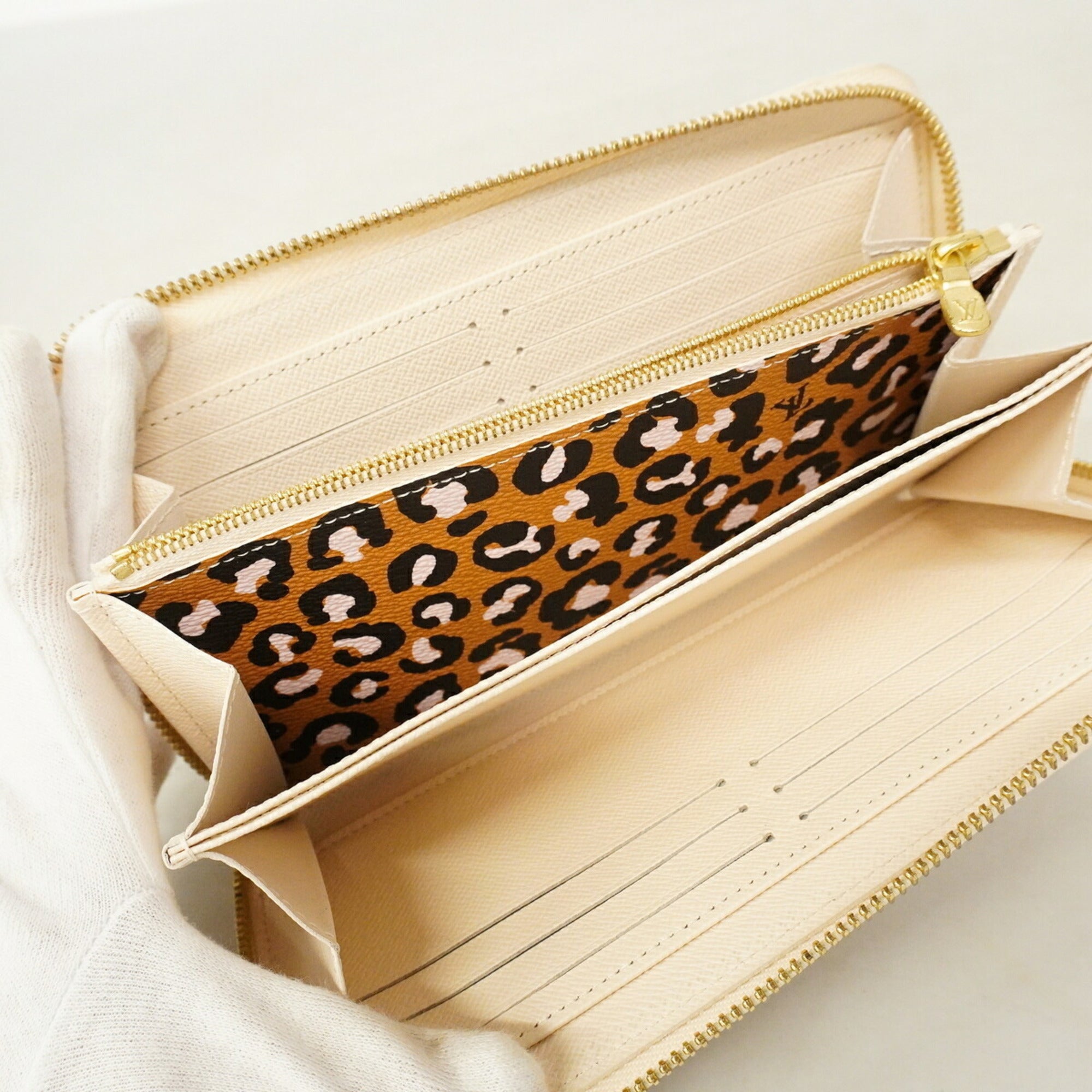 Louis Vuitton Cream Long Wallet (Bi-Fold) (Pre-Owned)