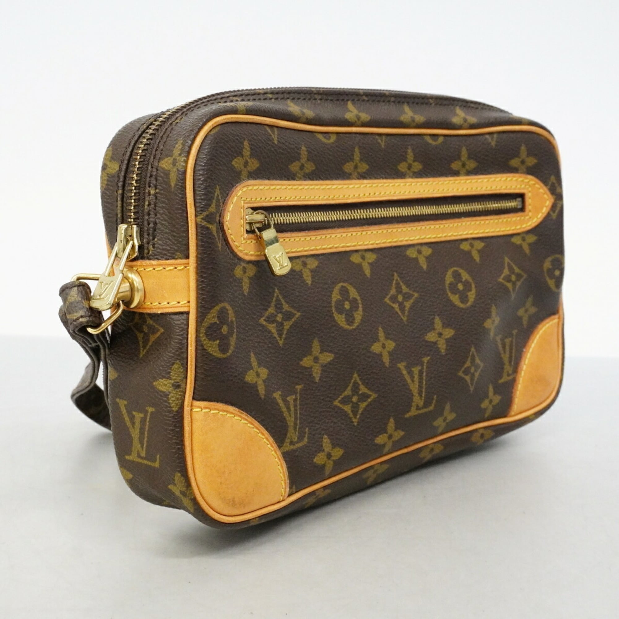 Louis Vuitton Brown Clutch Bag (Pre-Owned)