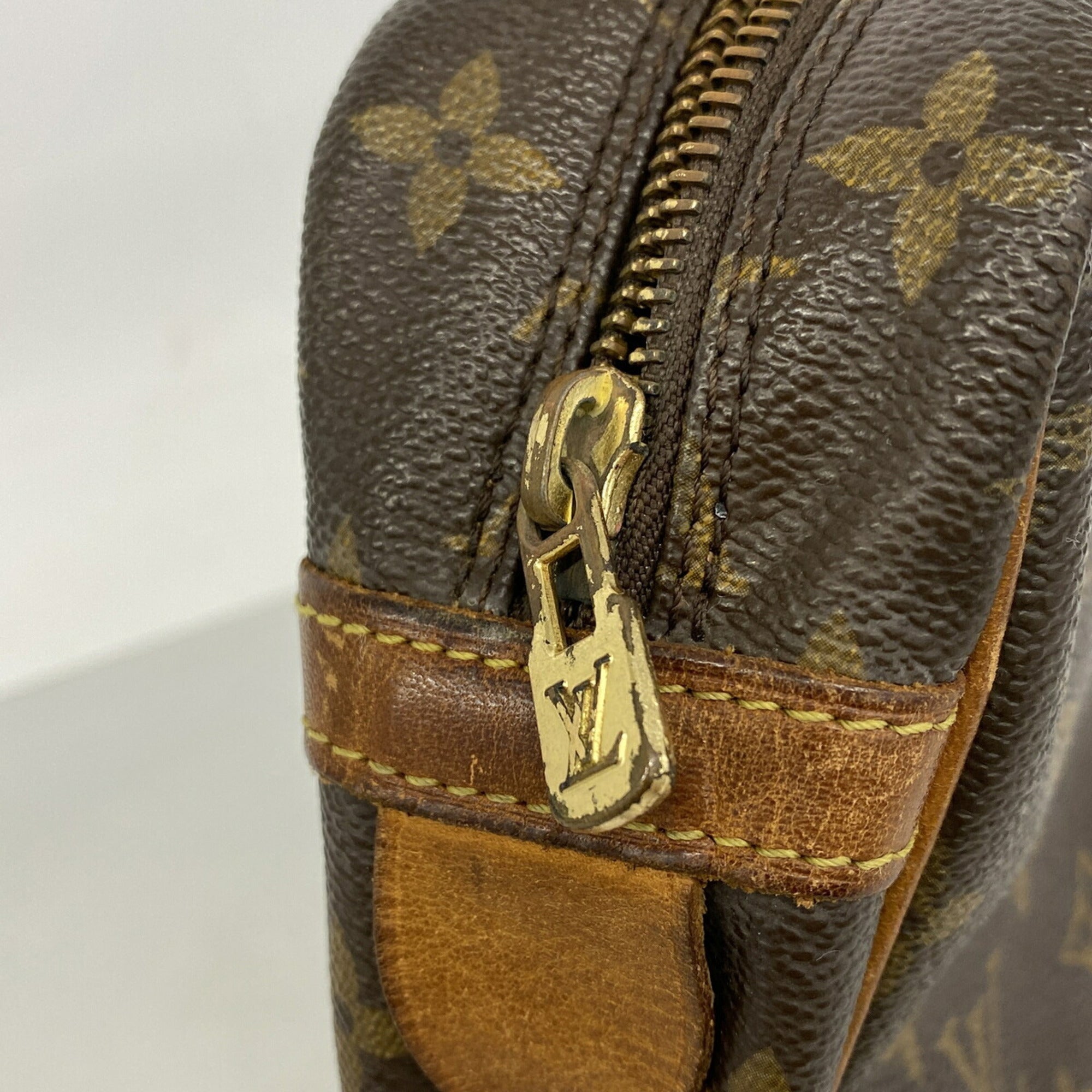Louis Vuitton Brown Clutch Bag (Pre-Owned)