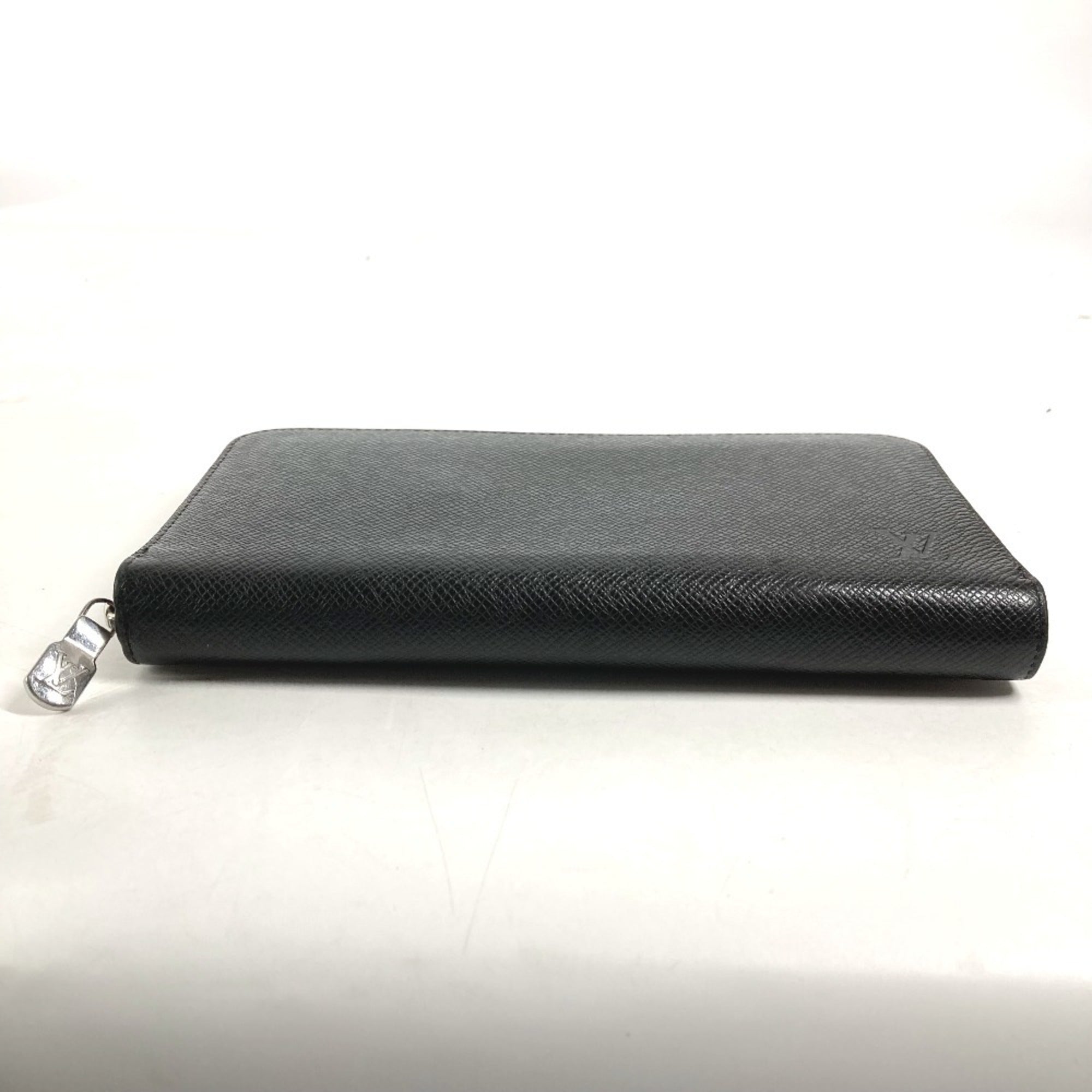 Louis Vuitton Black Taiga Leather Long Wallet (Bi-Fold) (Pre-Owned)