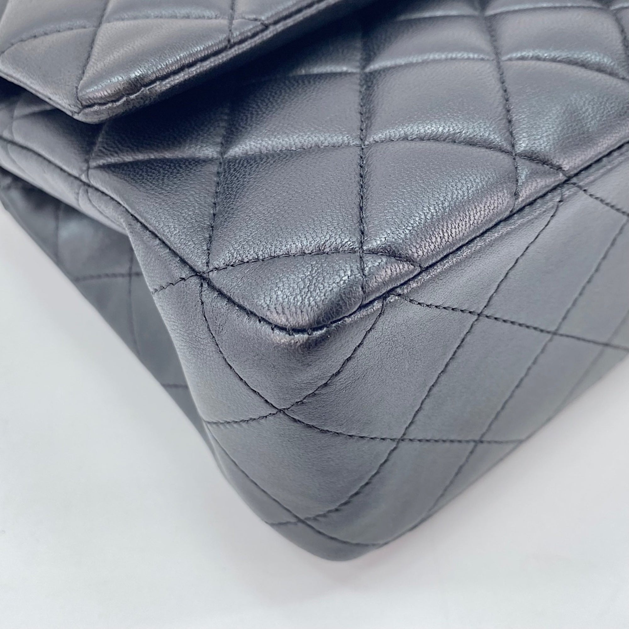 Chanel Black Shoulder Bag (Pre-Owned)