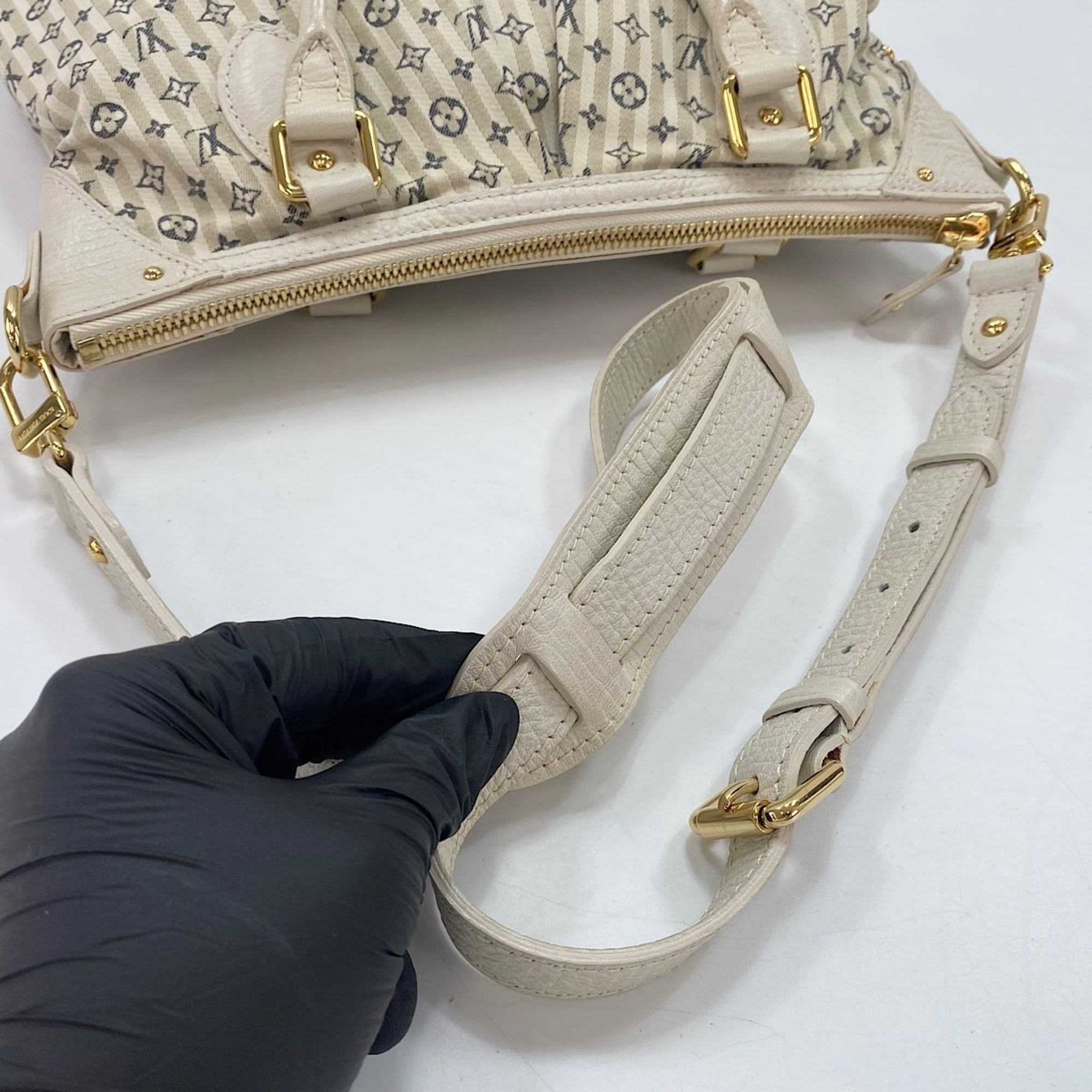 Louis Vuitton White Handbag (Pre-Owned)