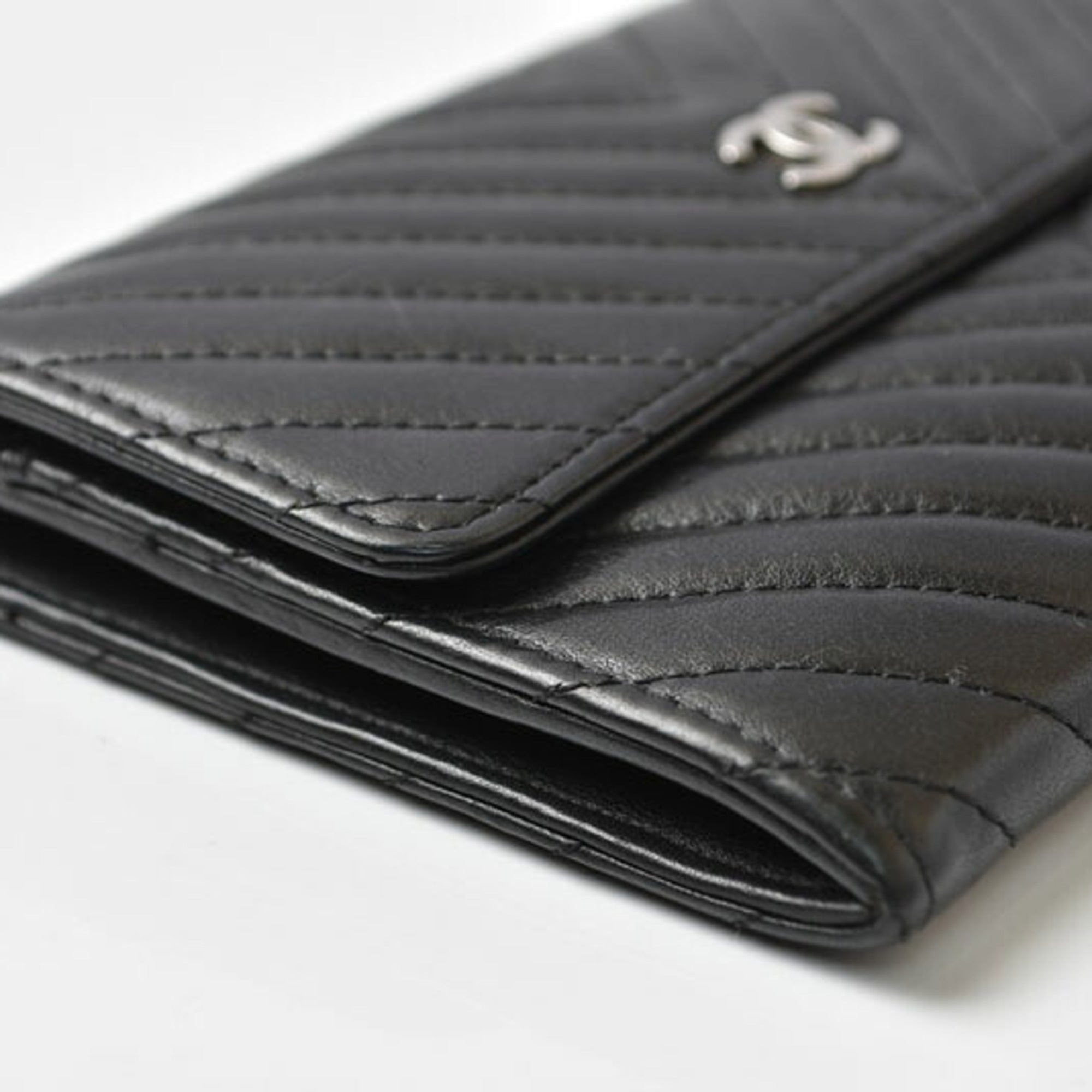 Chanel Black Leather Wallet (Bi-Fold) (Pre-Owned)