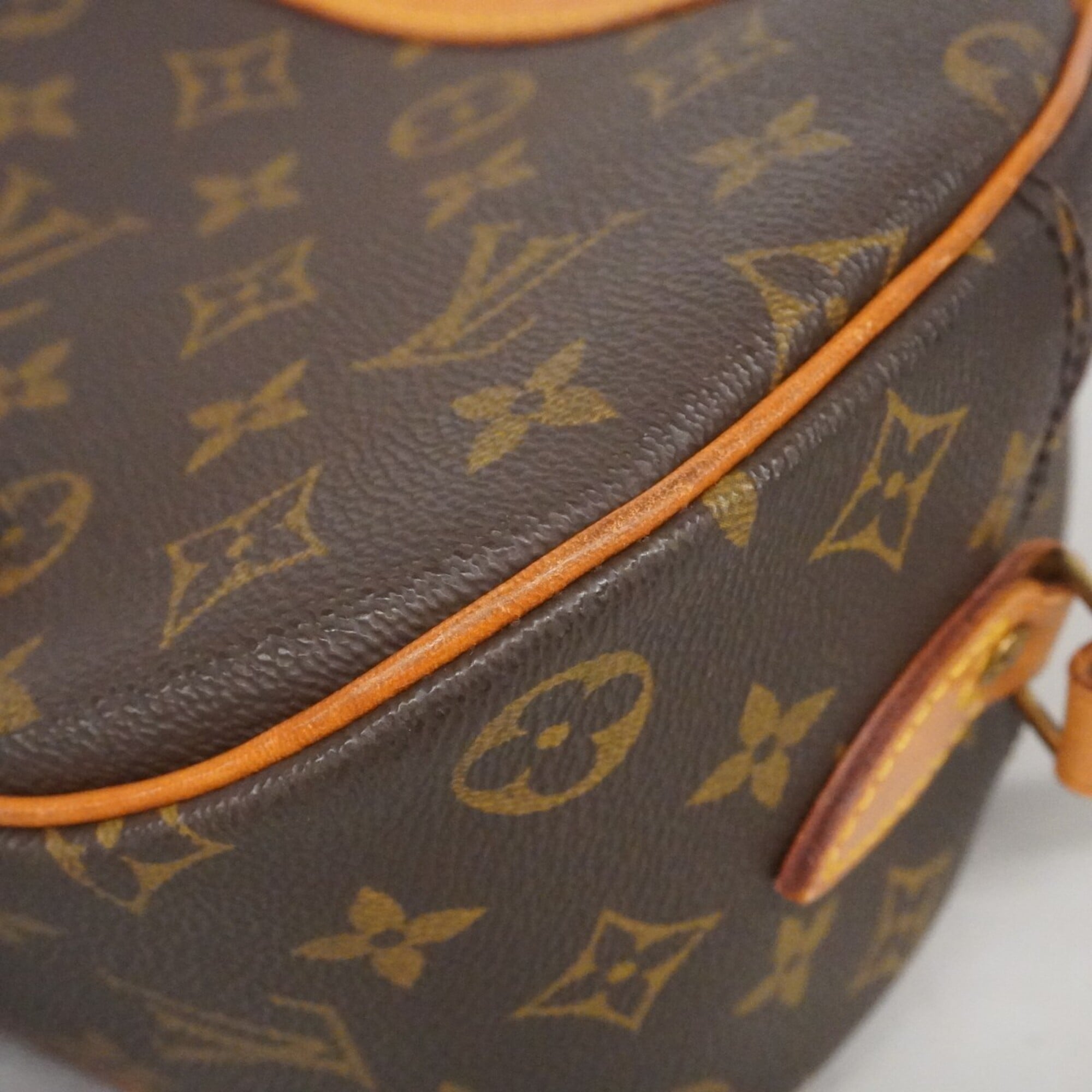 Louis Vuitton Brown Shoulder Bag (Pre-Owned)