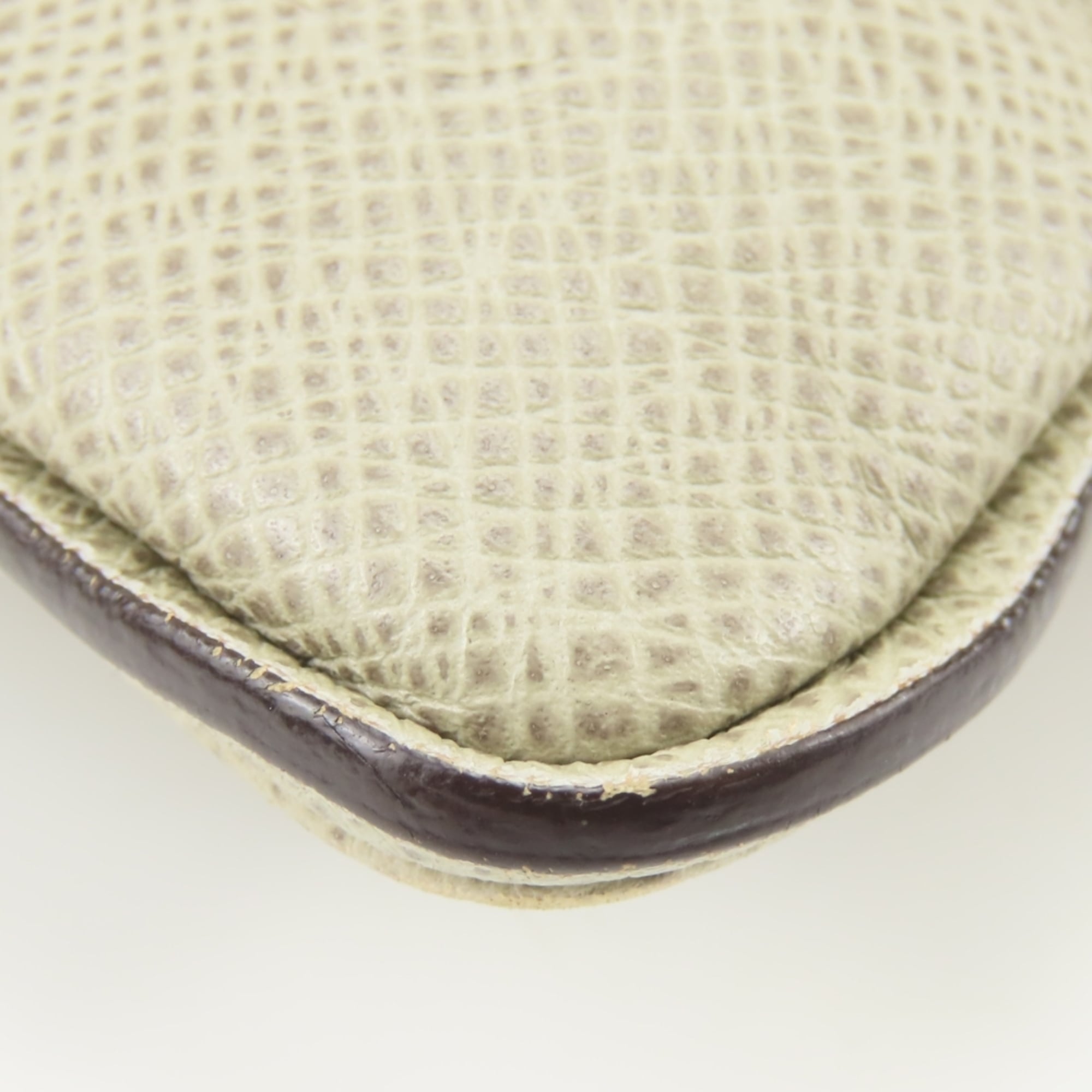 Louis Vuitton Grayish Polaire Taiga Leather Shoulder Bag (Pre-Owned)