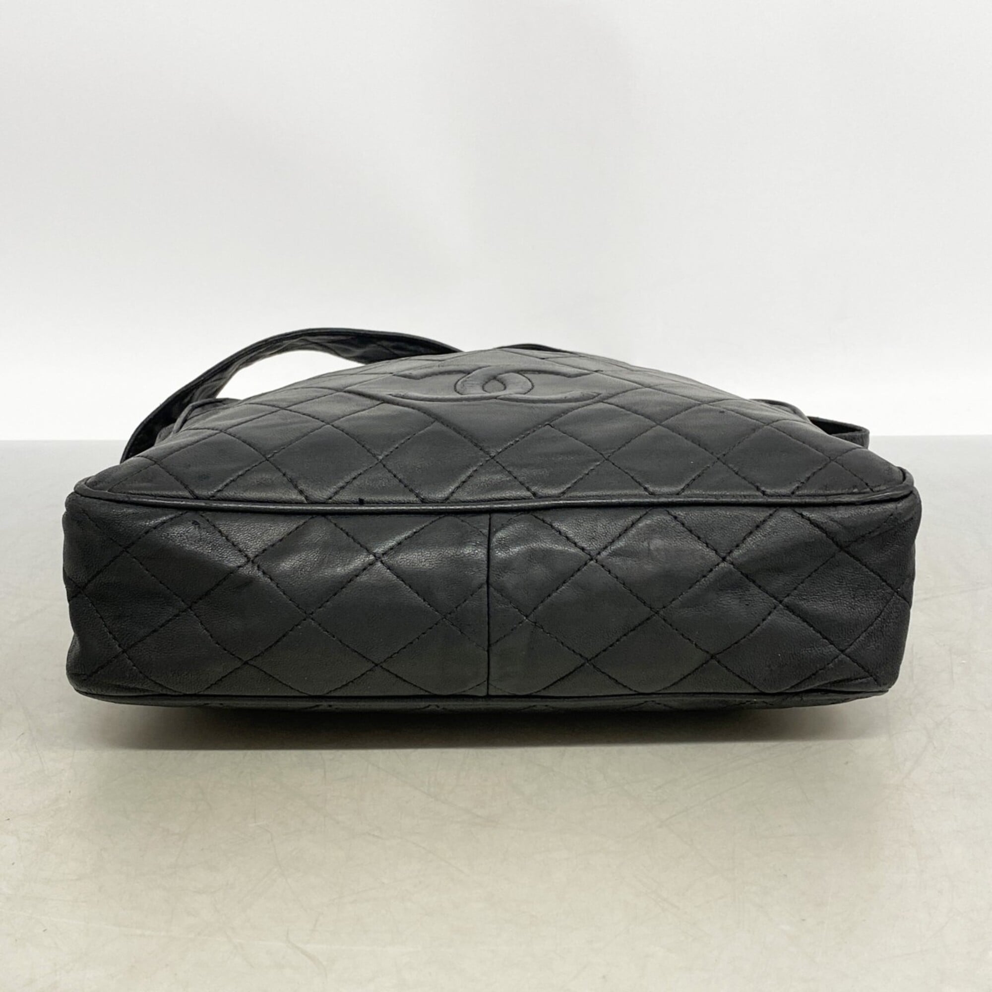 Chanel Black Leather Shoulder Bag (Pre-Owned)