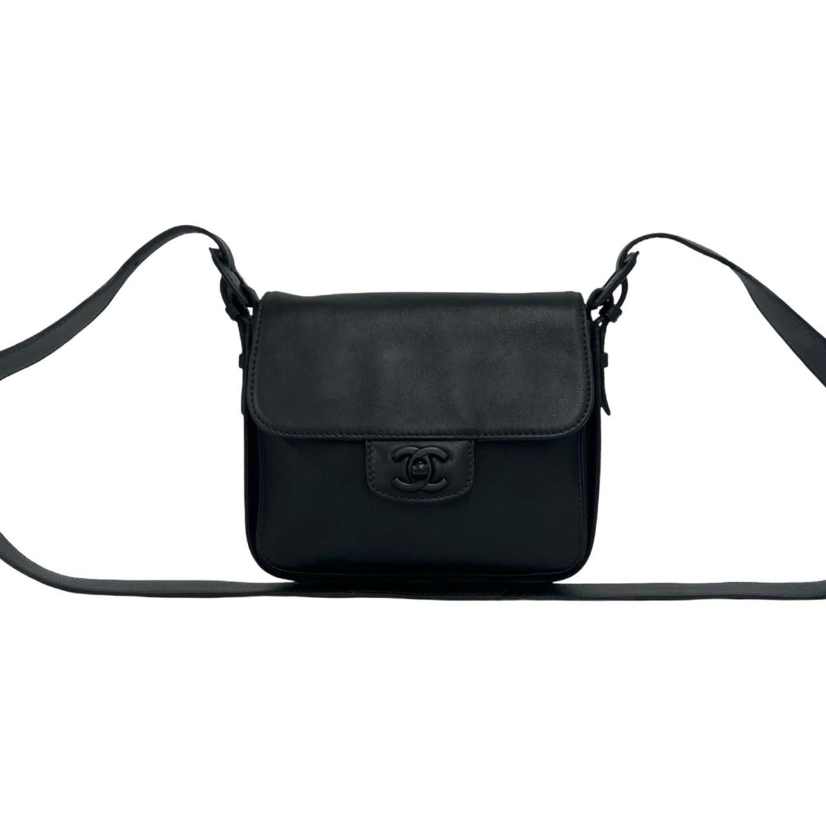 Chanel Black Leather Pochette Shoulder Bag (Pre-Owned)