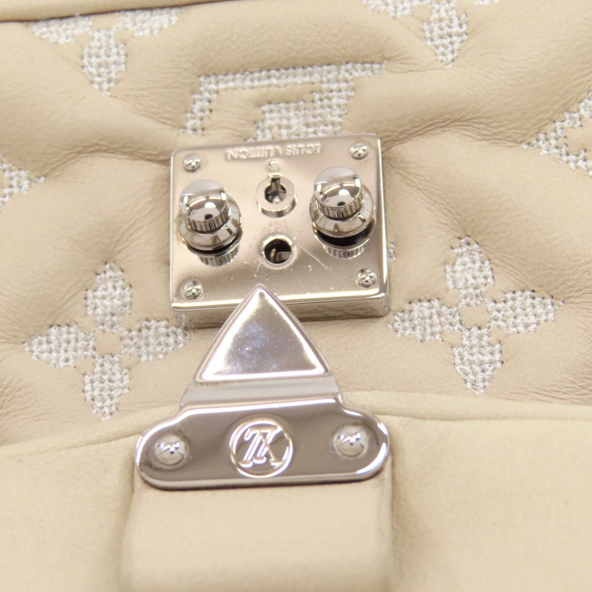 Louis Vuitton Lv Off White Leather Pochette Shoulder Bag (Pre-Owned)