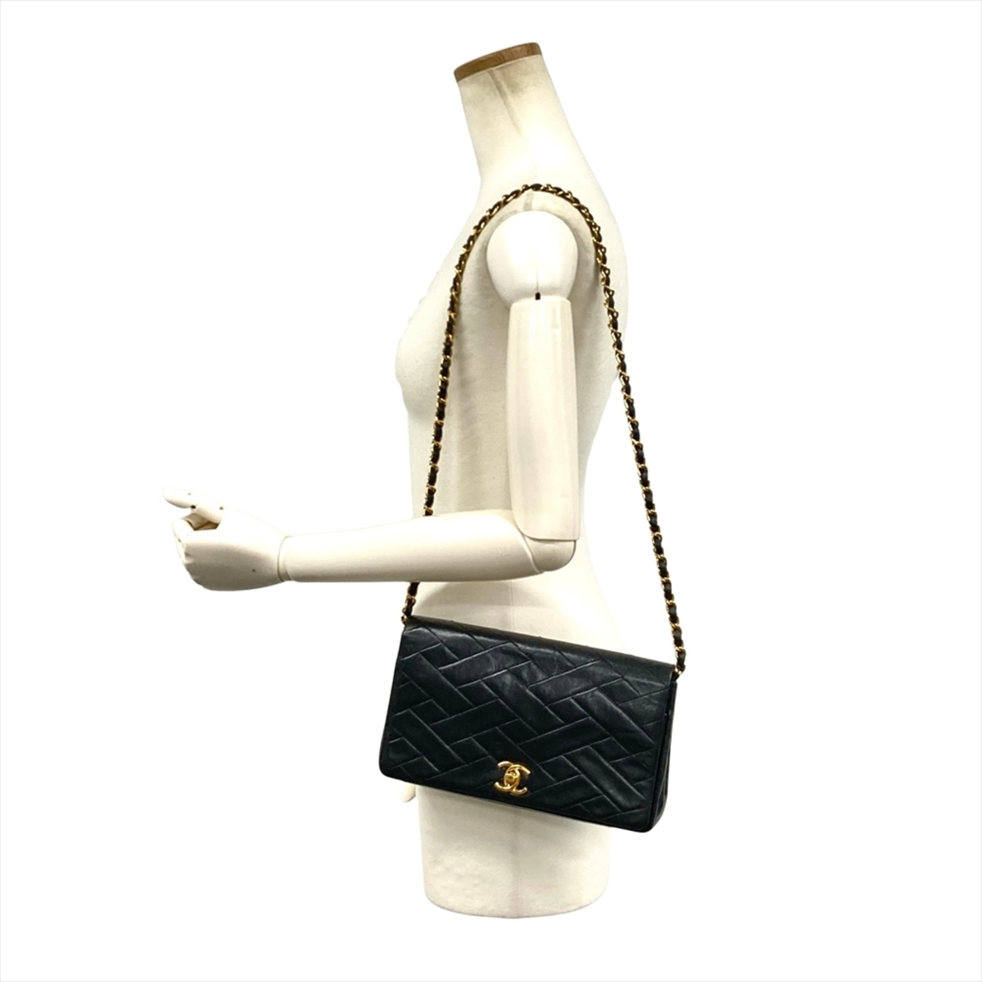 Chanel Black Leather Shoulder Bag (Pre-Owned)