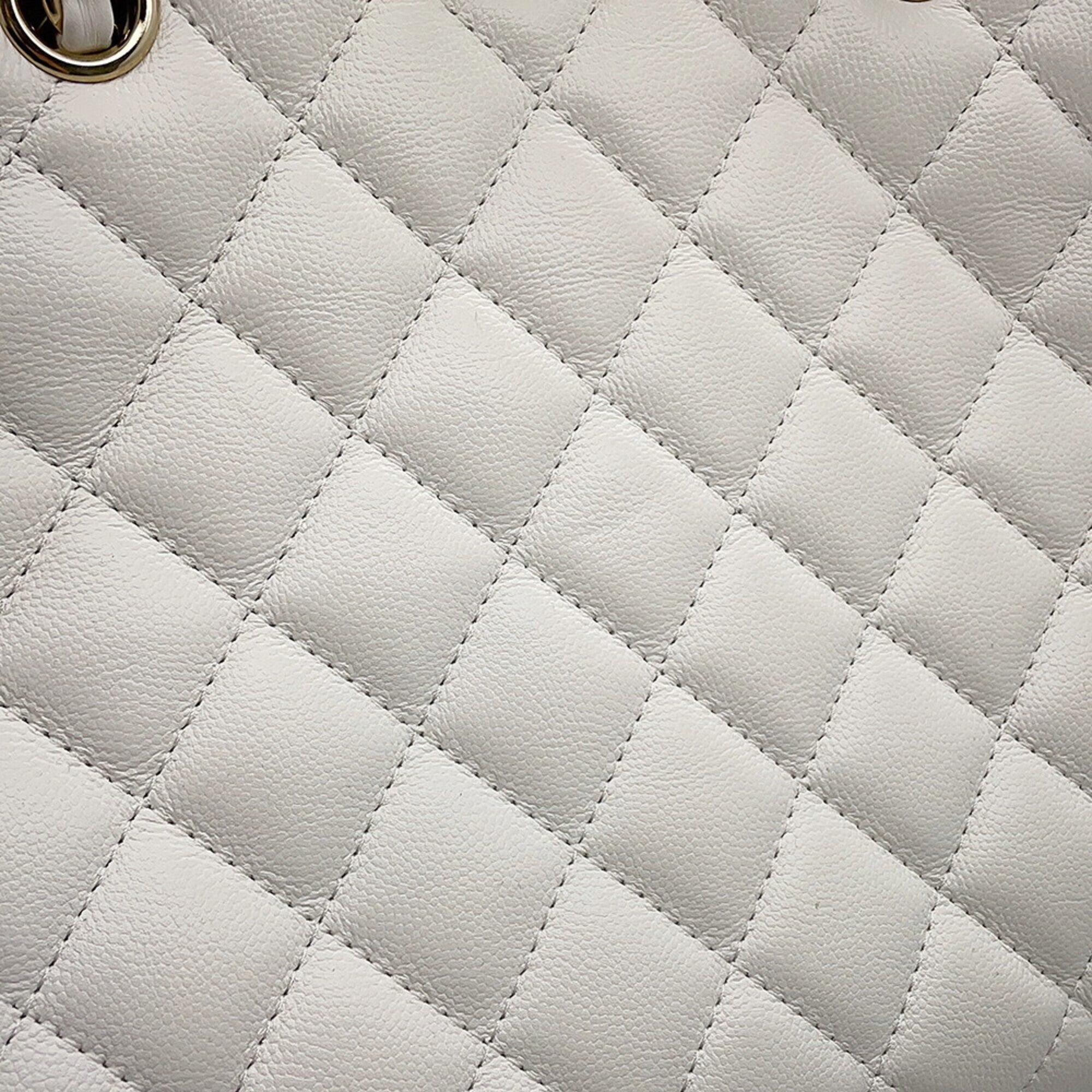 Chanel Matelasse White Grained Calfskin Handbag (Pre-Owned)