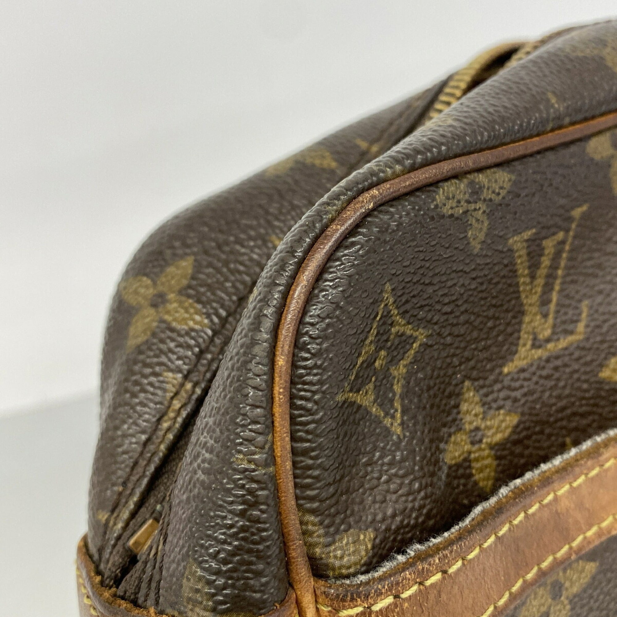 Louis Vuitton Brown Clutch Bag (Pre-Owned)