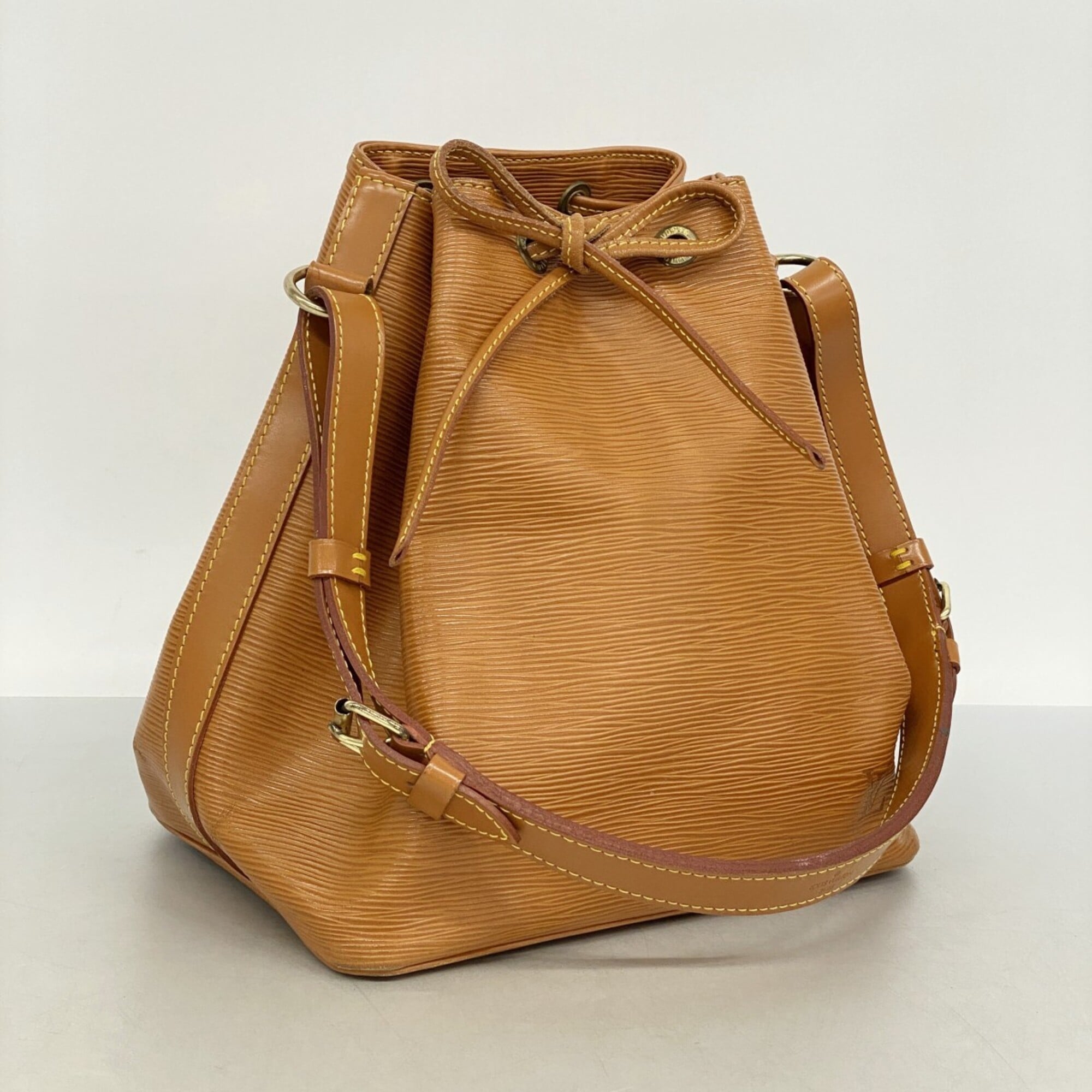 Louis Vuitton Gold Cipango Shoulder Bag (Pre-Owned)