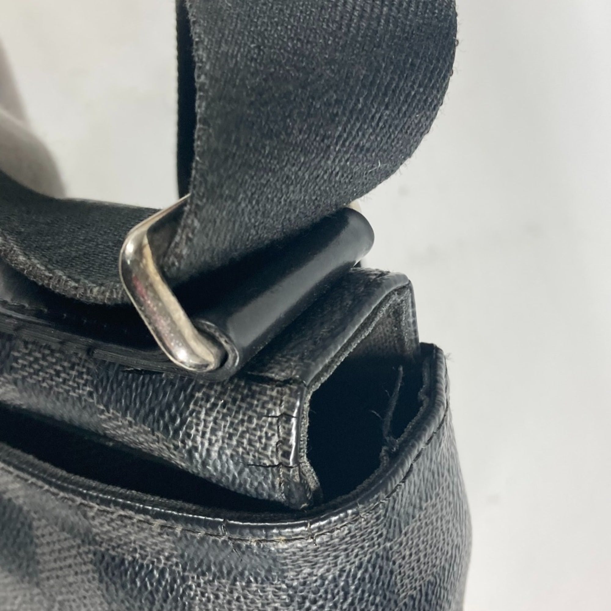 Louis Vuitton Black Damier Graphite Messenger Bag Shoulder Bag (Pre-Owned)