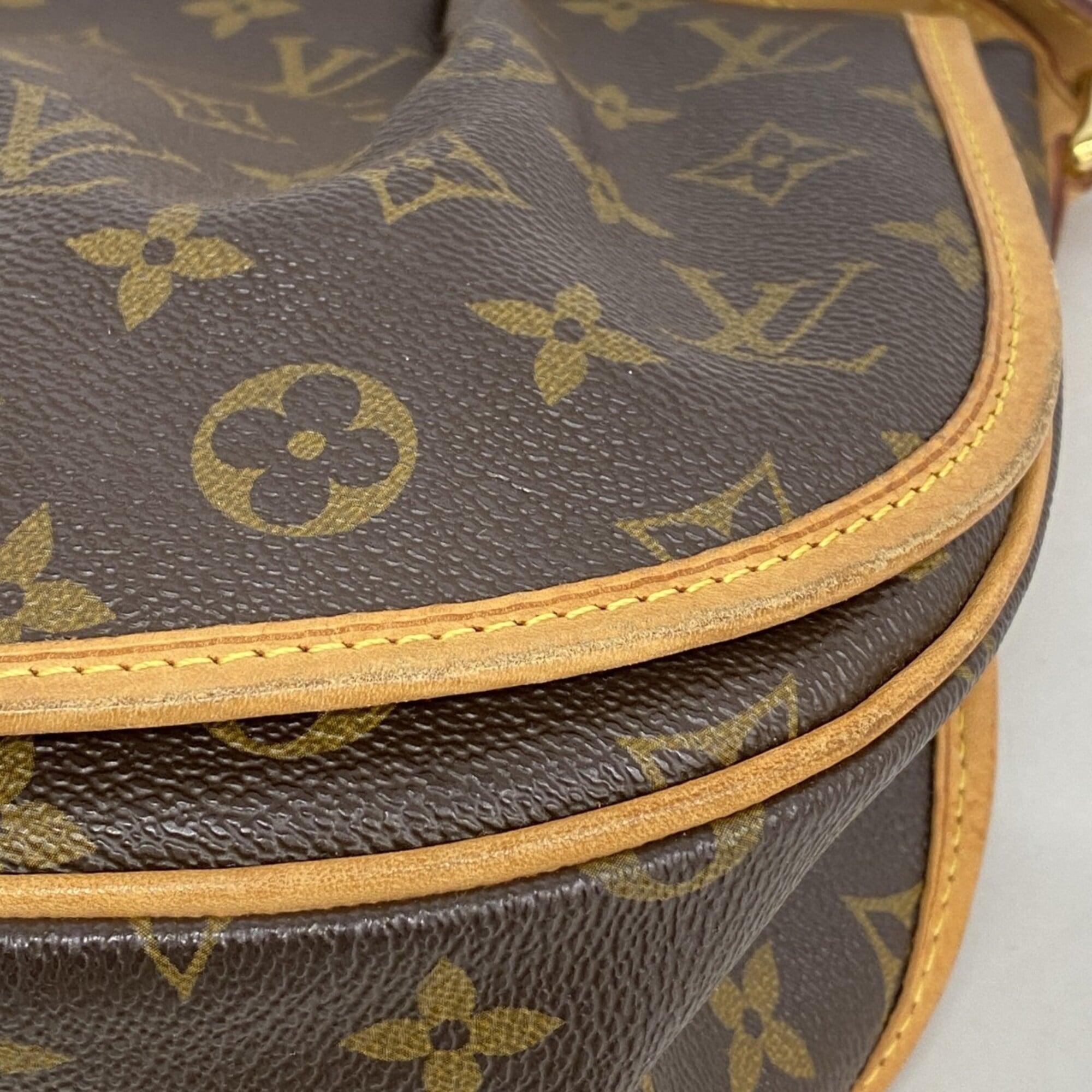 Louis Vuitton Brown Shoulder Bag (Pre-Owned)