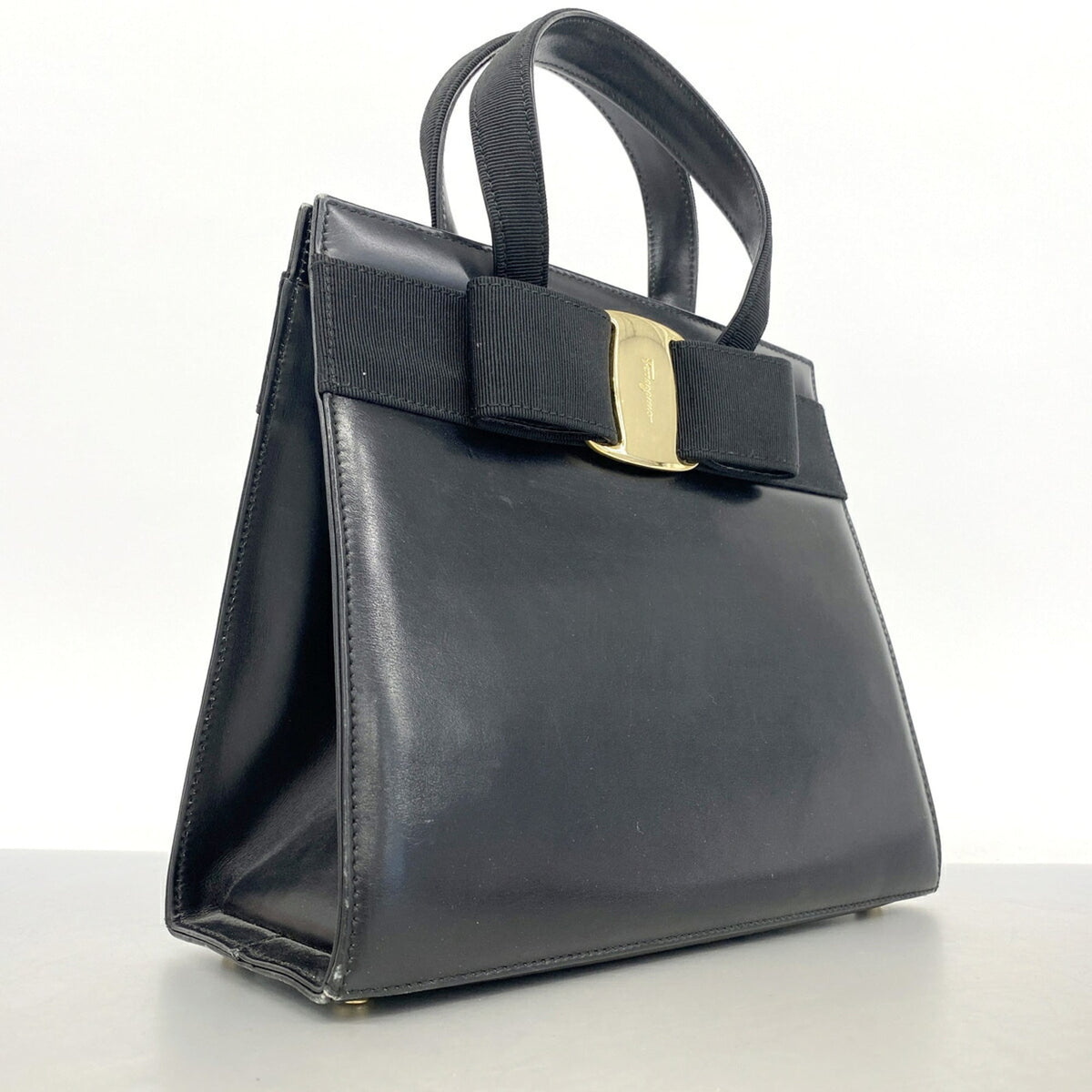 Salvatore Ferragamo Black Leather Handbag (Pre-Owned)