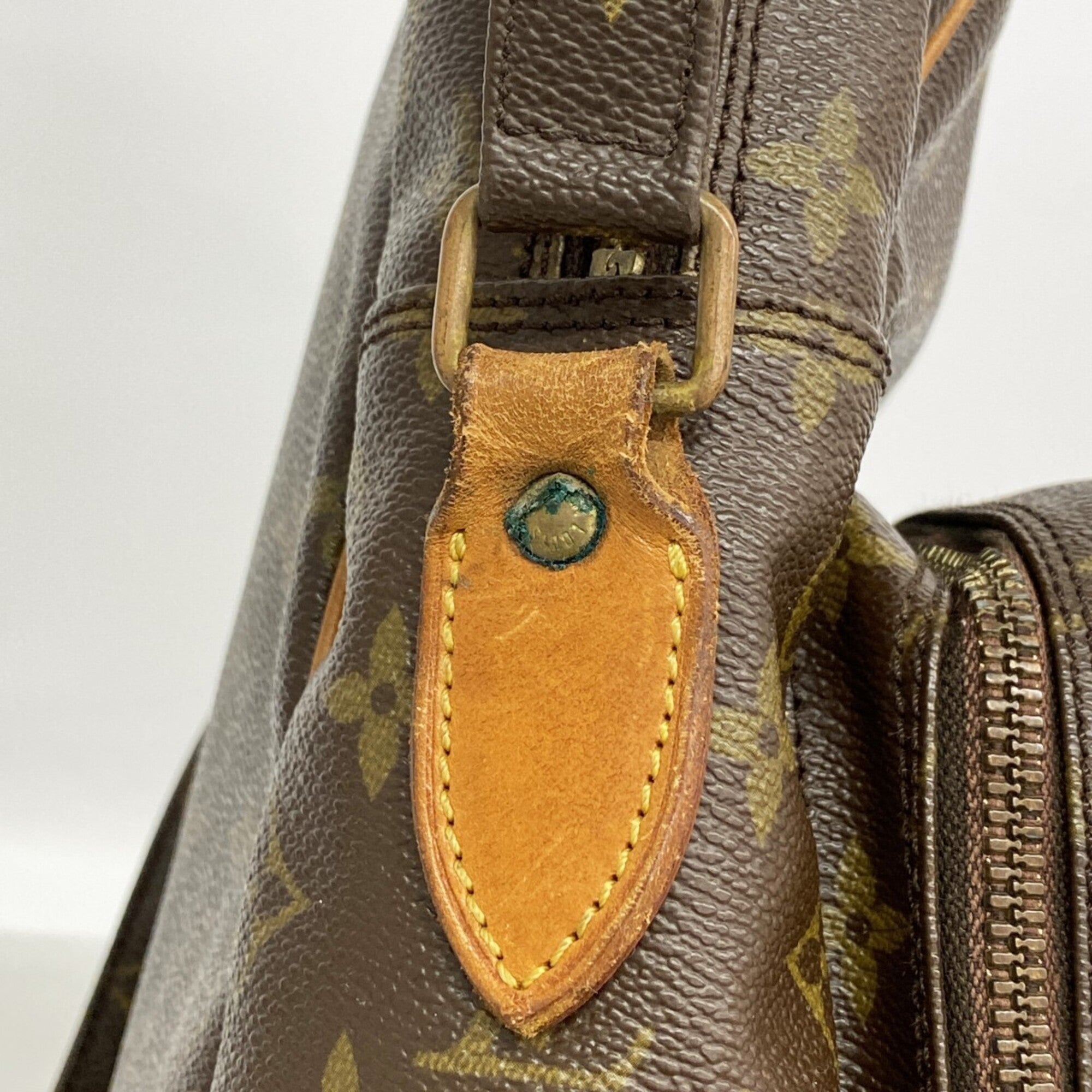 Louis Vuitton Brown Shoulder Bag (Pre-Owned)