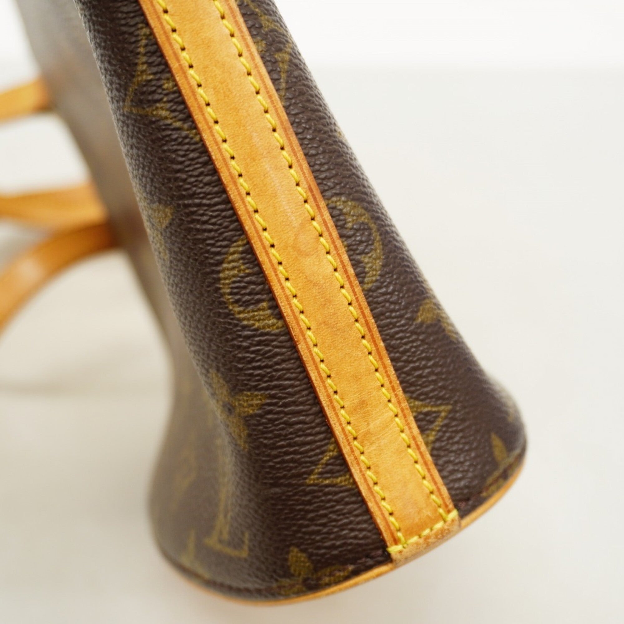 Louis Vuitton Brown Shoulder Bag (Pre-Owned)