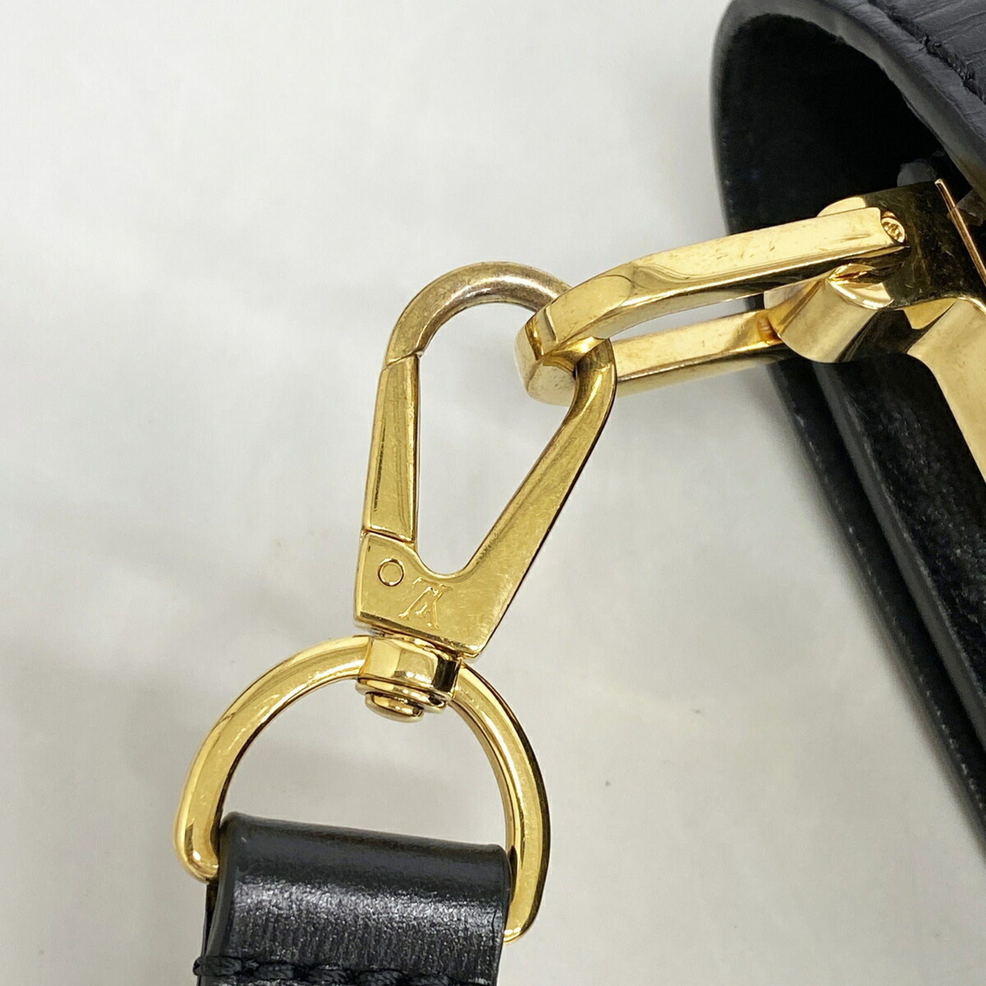 Louis Vuitton Noir Handbag (Pre-Owned)