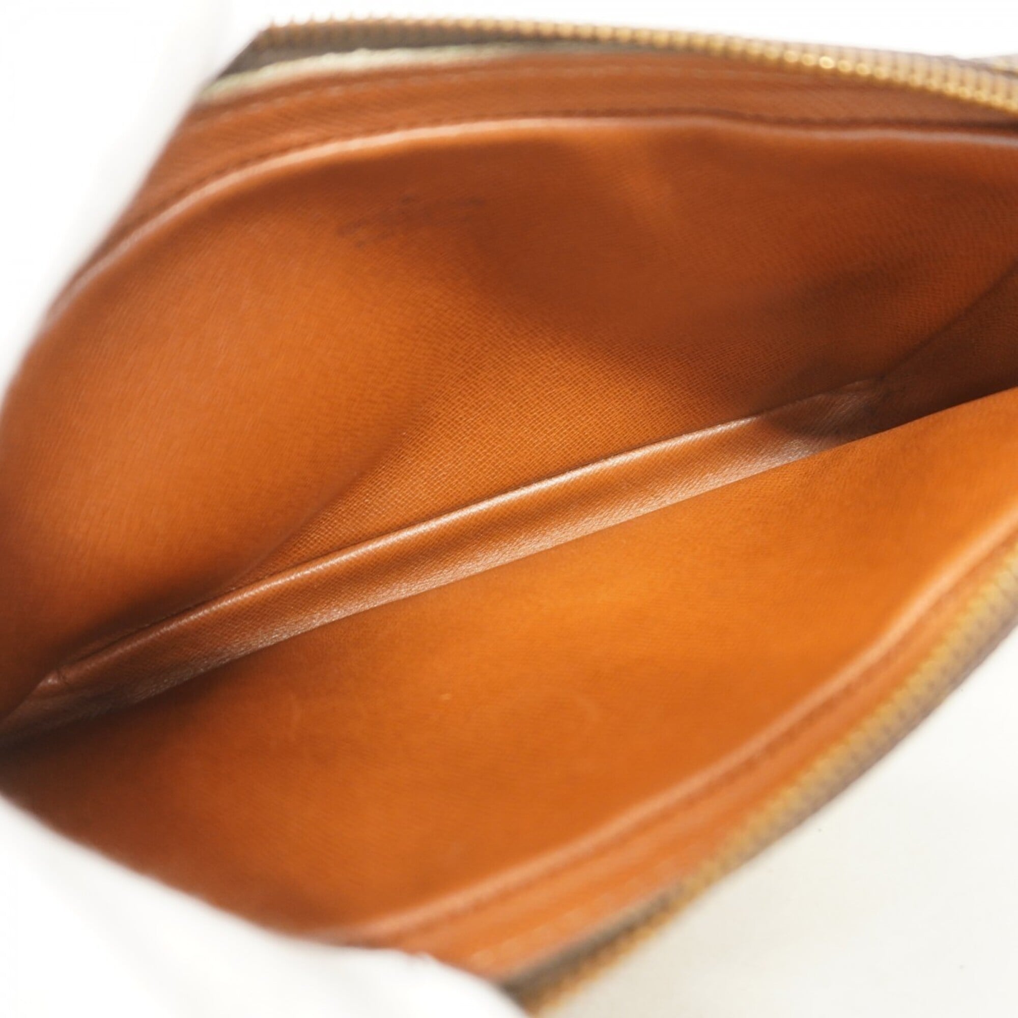 Louis Vuitton Brown Clutch Bag (Pre-Owned)