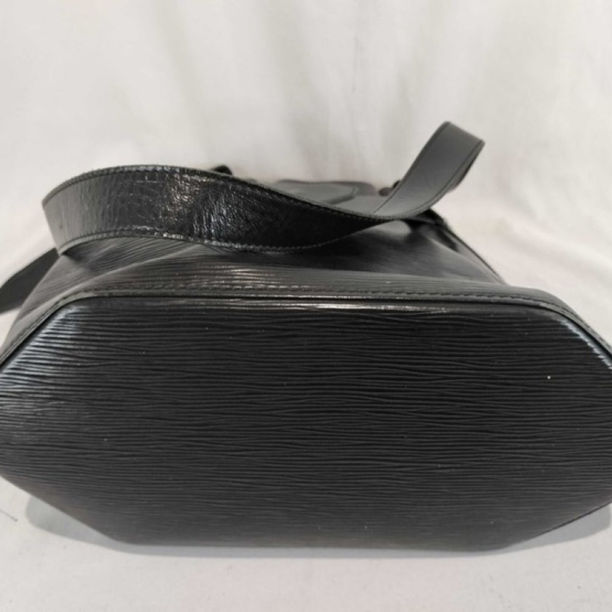 Louis Vuitton Black Noir Epi Leather Shoulder Bag (Pre-Owned)