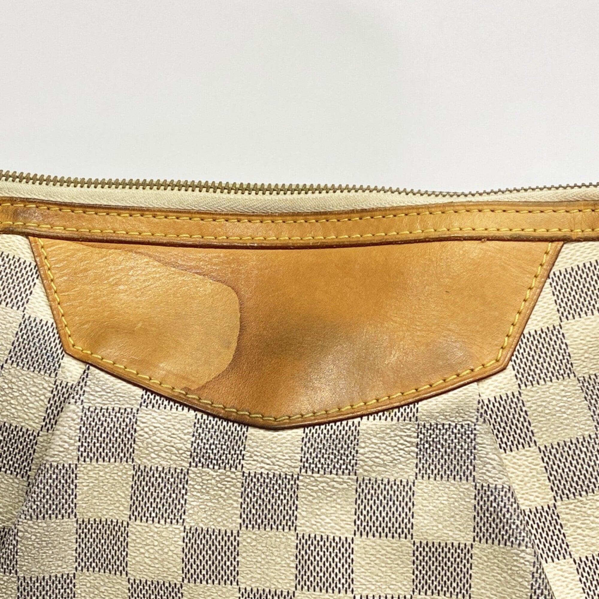 Louis Vuitton White Shoulder Bag (Pre-Owned)
