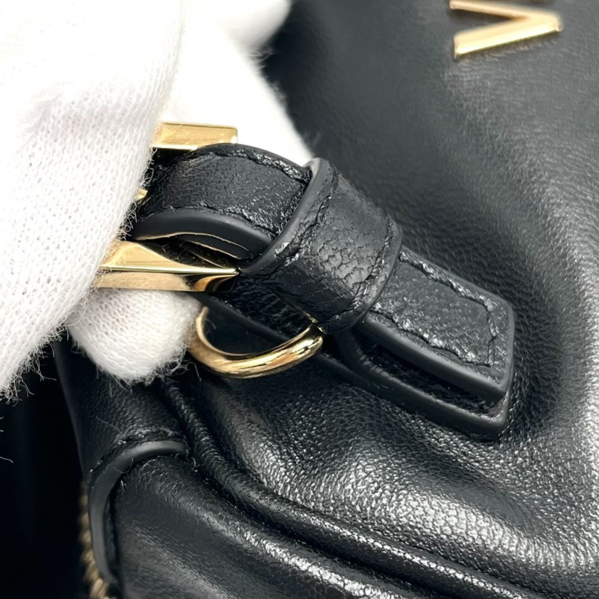 Versace Black Leather Handbag Shoulder Bag (Pre-Owned)