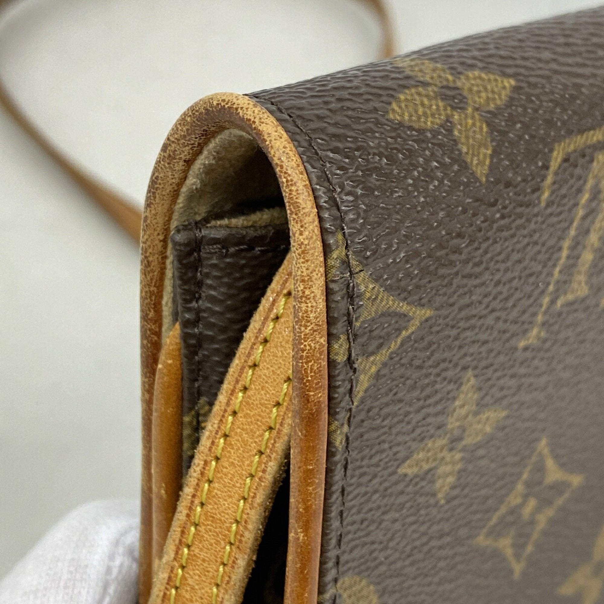 Louis Vuitton Brown Shoulder Bag (Pre-Owned)