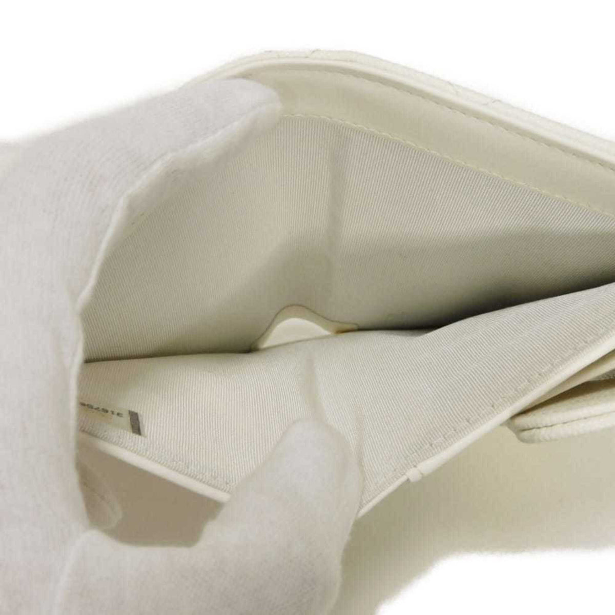 Chanel White Leather Wallet (Tri-Fold) (Pre-Owned)
