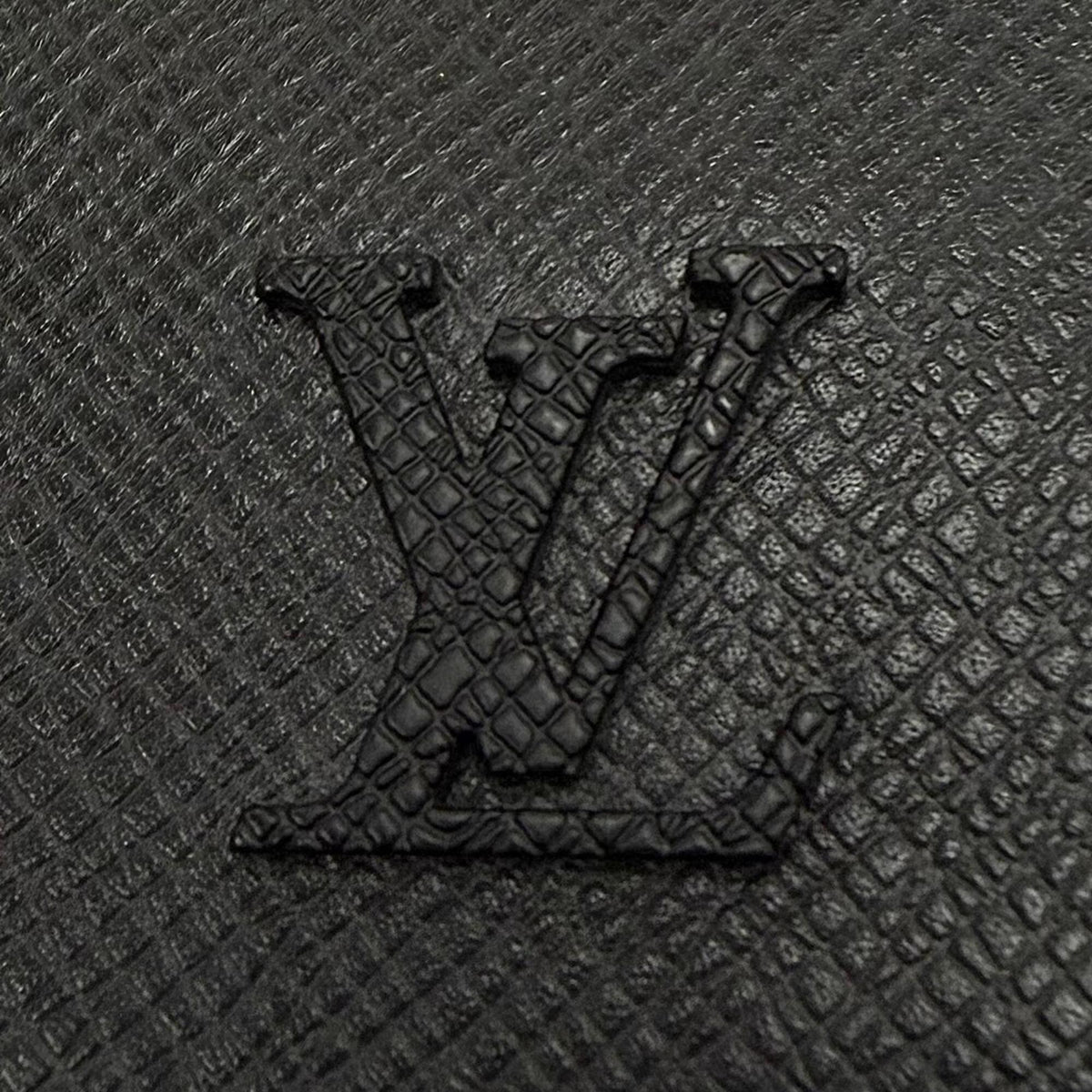 Louis Vuitton Black Taiga Leather Shoulder Bag (Pre-Owned)
