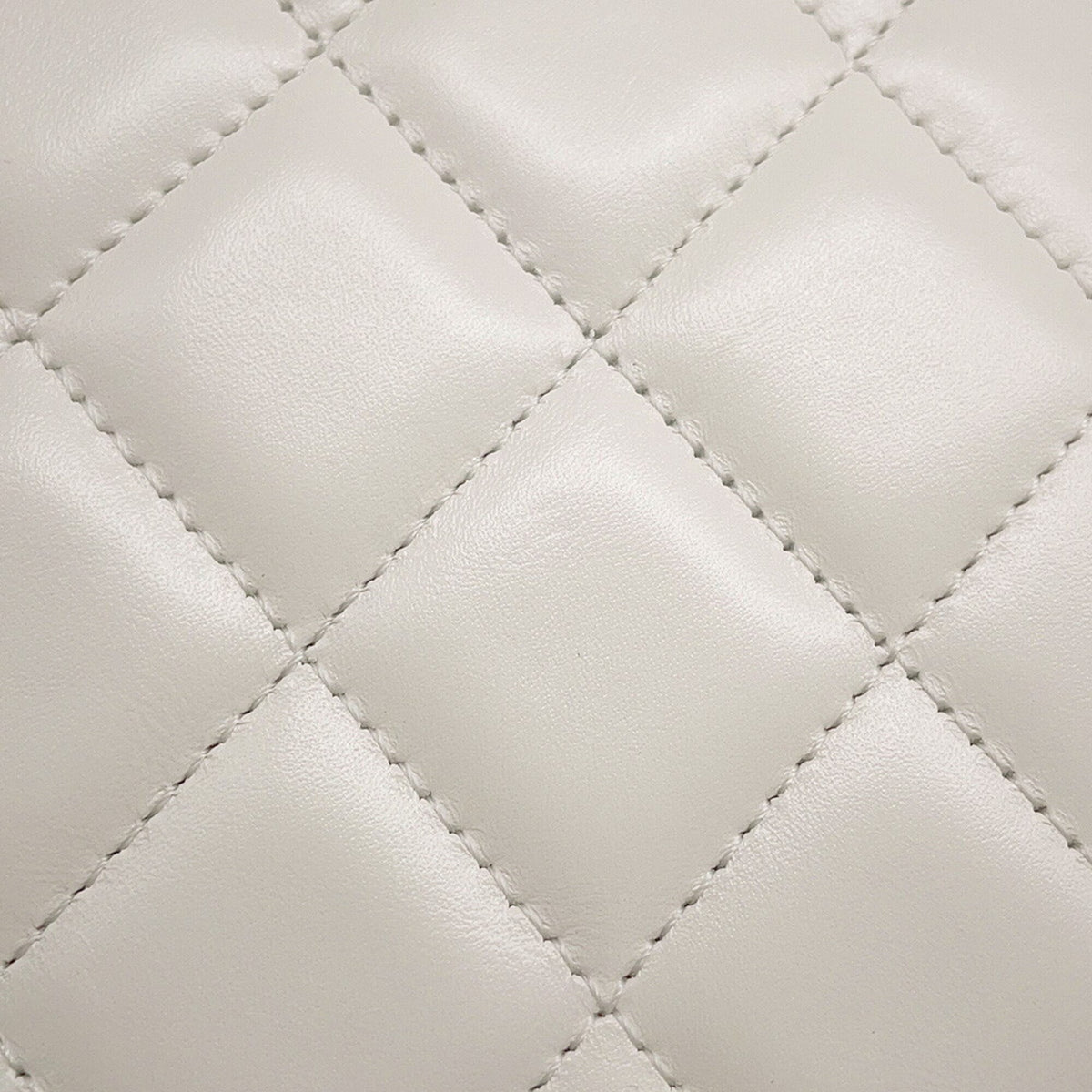 Chanel Matelasse White Leather Handbag Shoulder Bag (Pre-Owned)
