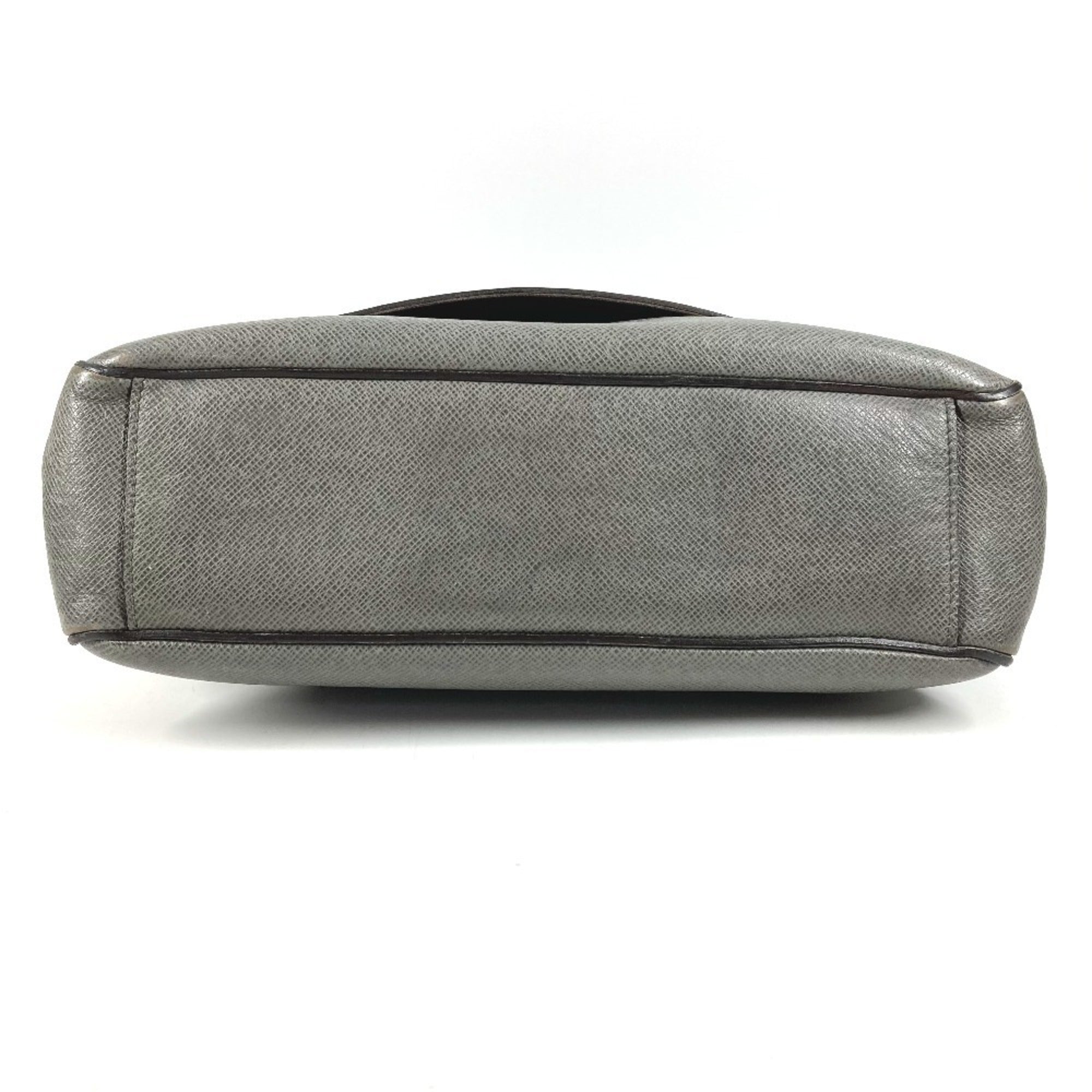 Louis Vuitton Gray Taiga Leather Messenger Bag Shoulder Bag (Pre-Owned)