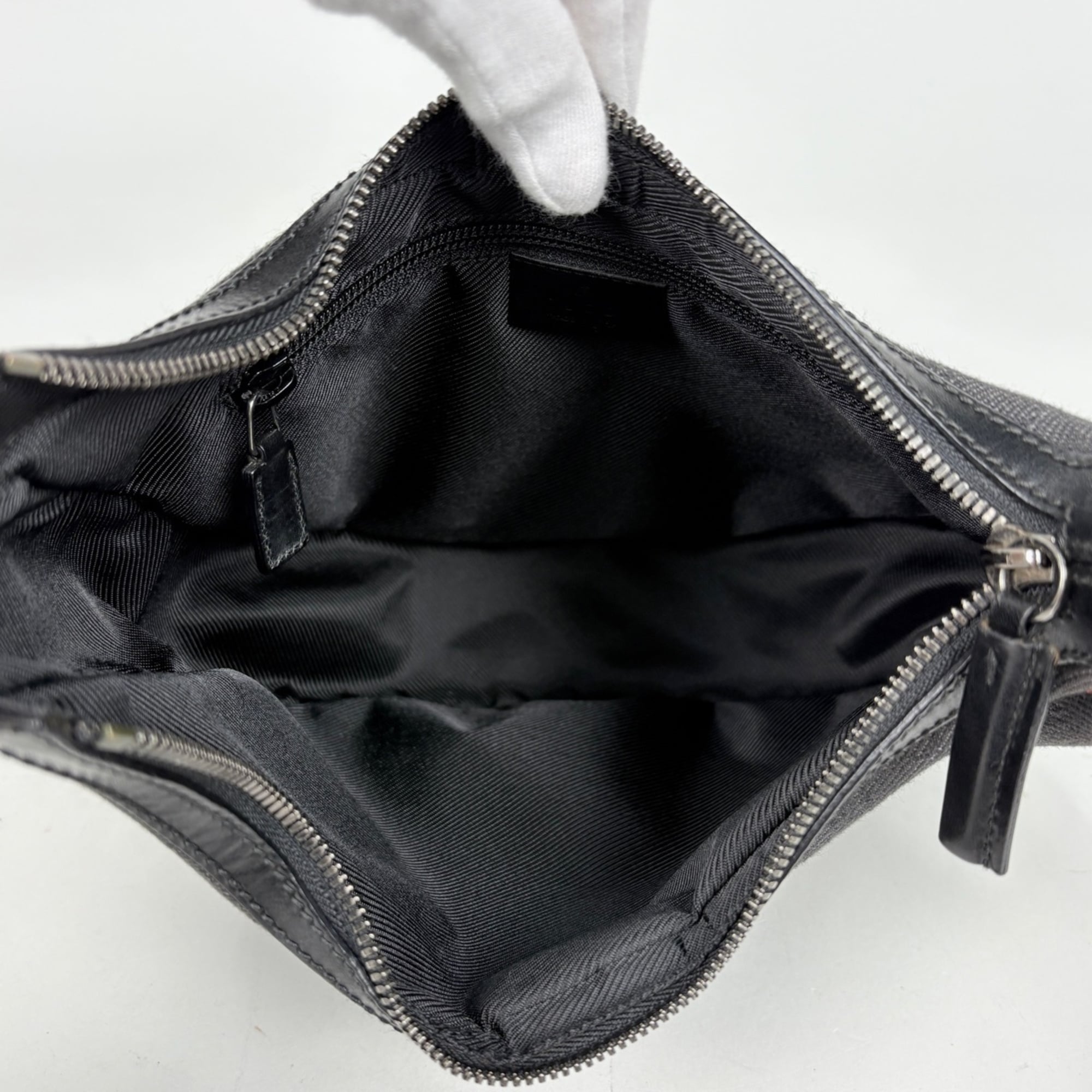 Gucci Black Gg Canvas Shoulder Bag (Pre-Owned)