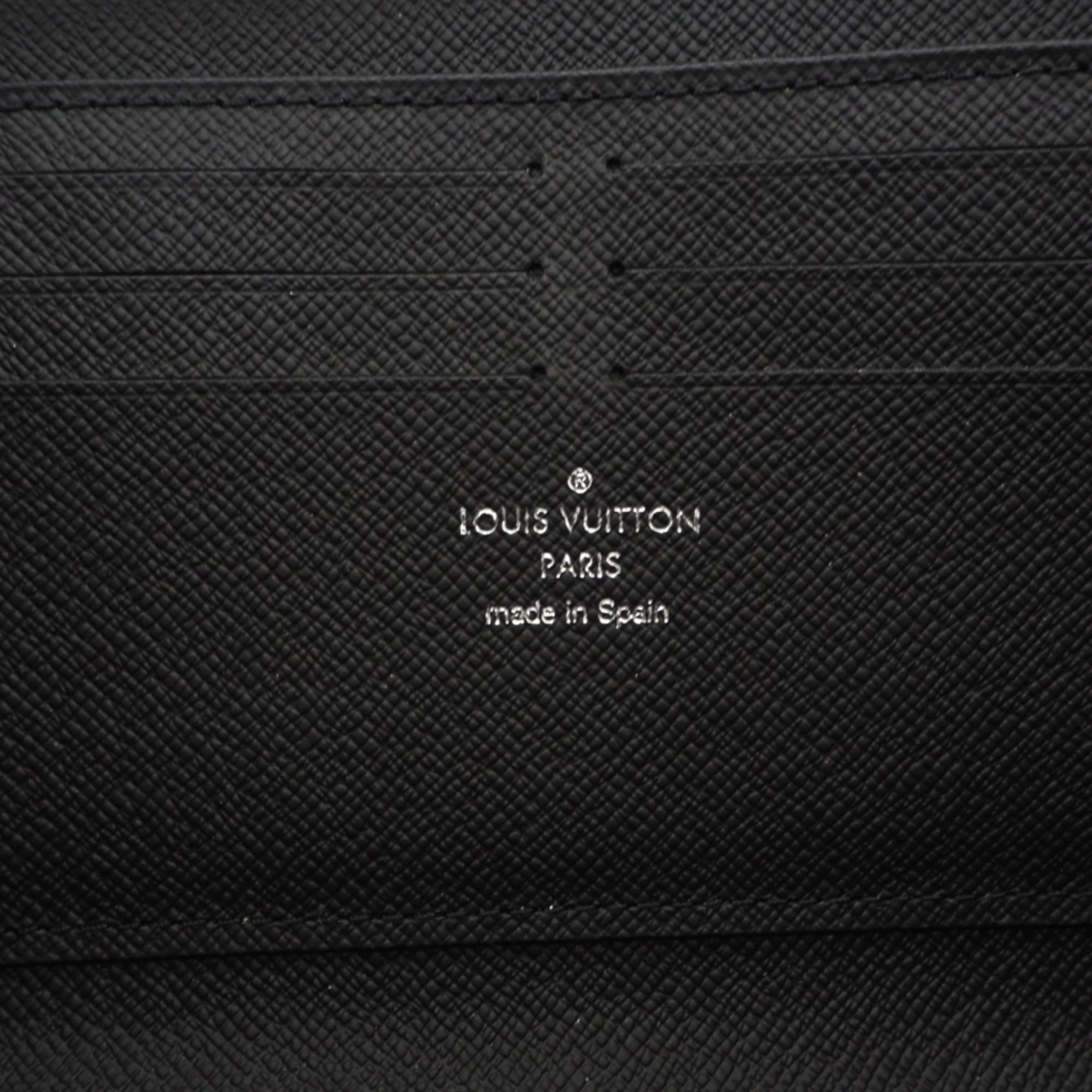 Louis Vuitton Taiga Black Leather Long Wallet (Bi-Fold) (Pre-Owned)
