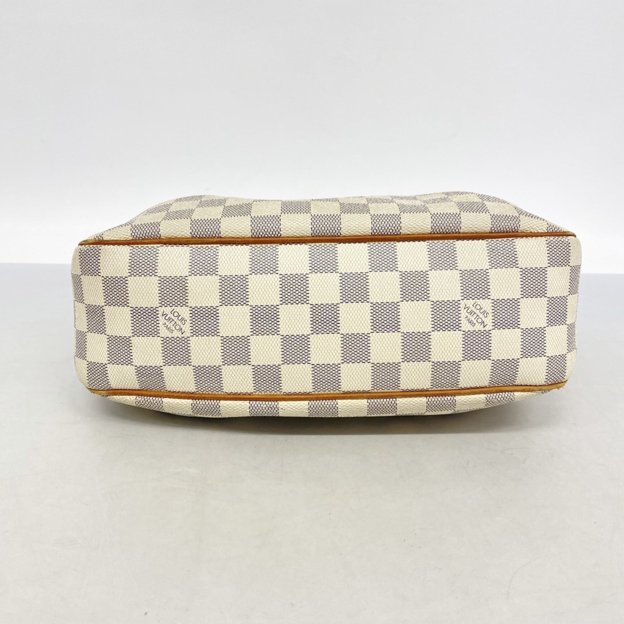 Louis Vuitton White Shoulder Bag (Pre-Owned)