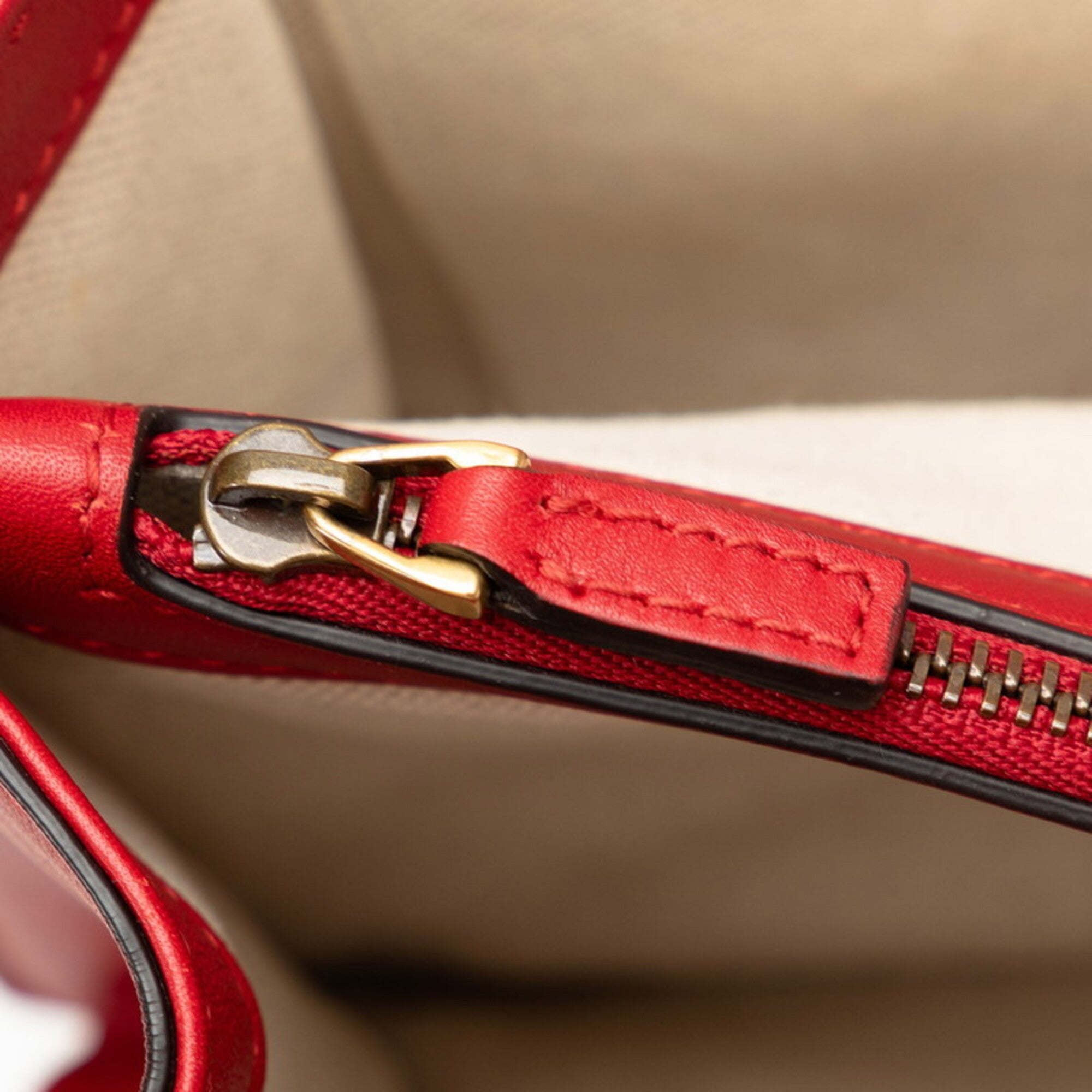 Gucci Red Color Leather Handbag Shoulder Bag (Pre-Owned)