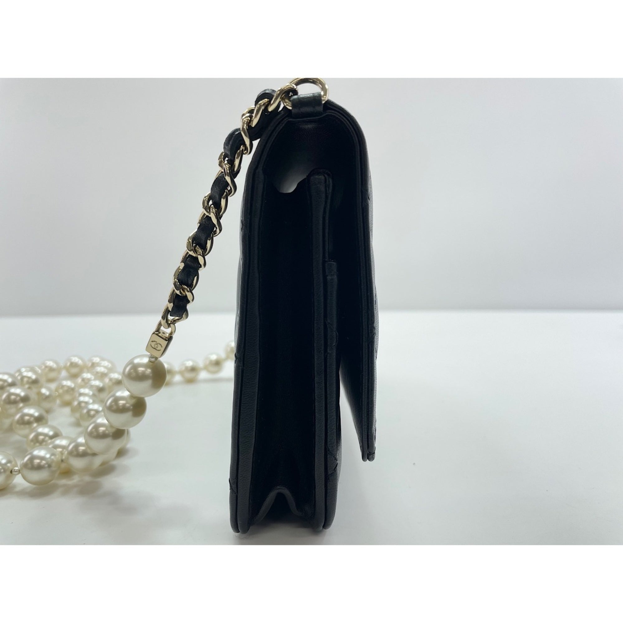 Chanel Black Shoulder Bag (Pre-Owned)